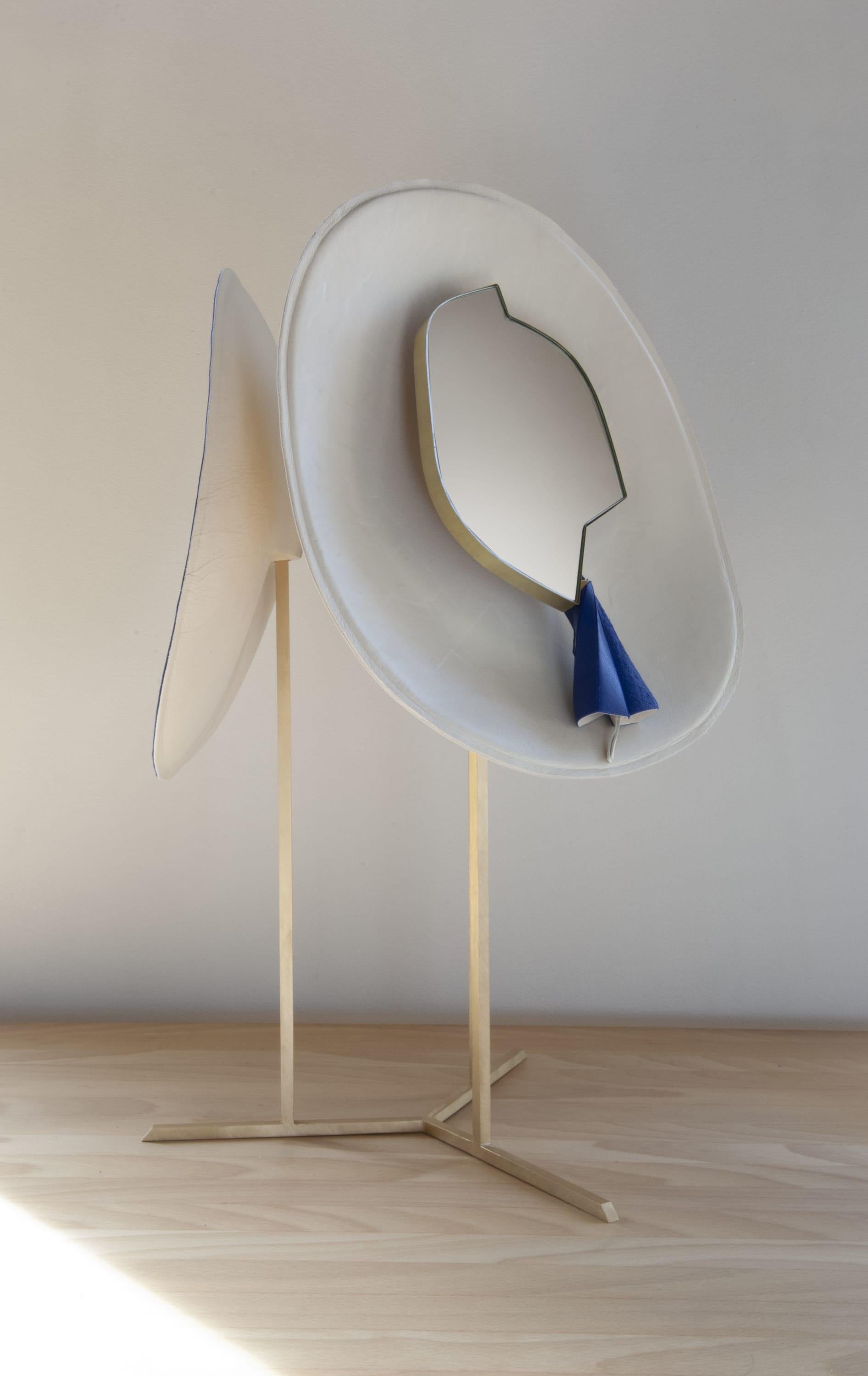 Miroir Boudoir sculpture en cuir à 3 faces avec miroir sur base en laiton - Sculpture de Marie Barthès