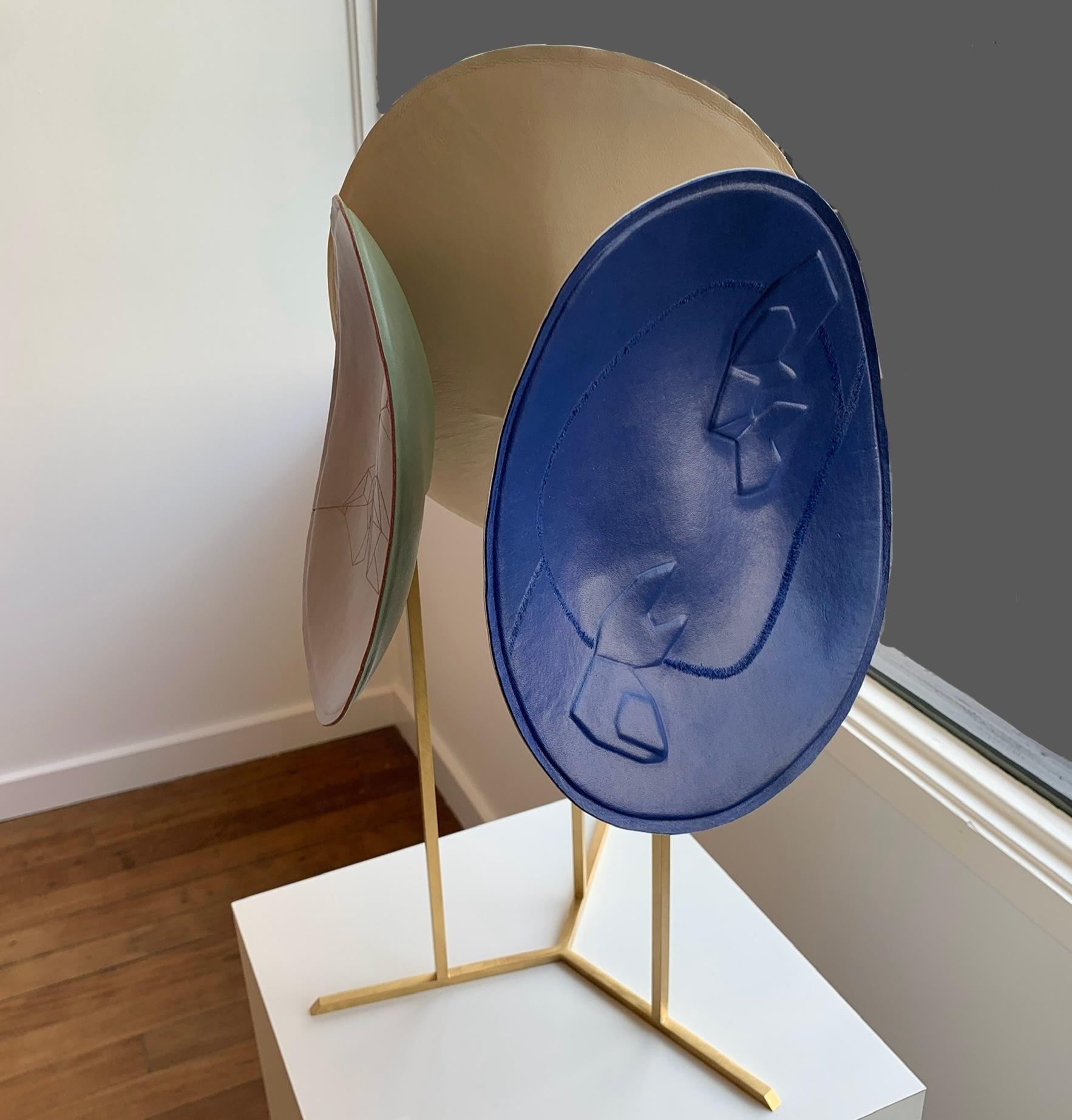 Miroir Boudoir sculpture en cuir à 3 faces avec miroir sur base en laiton en vente 2