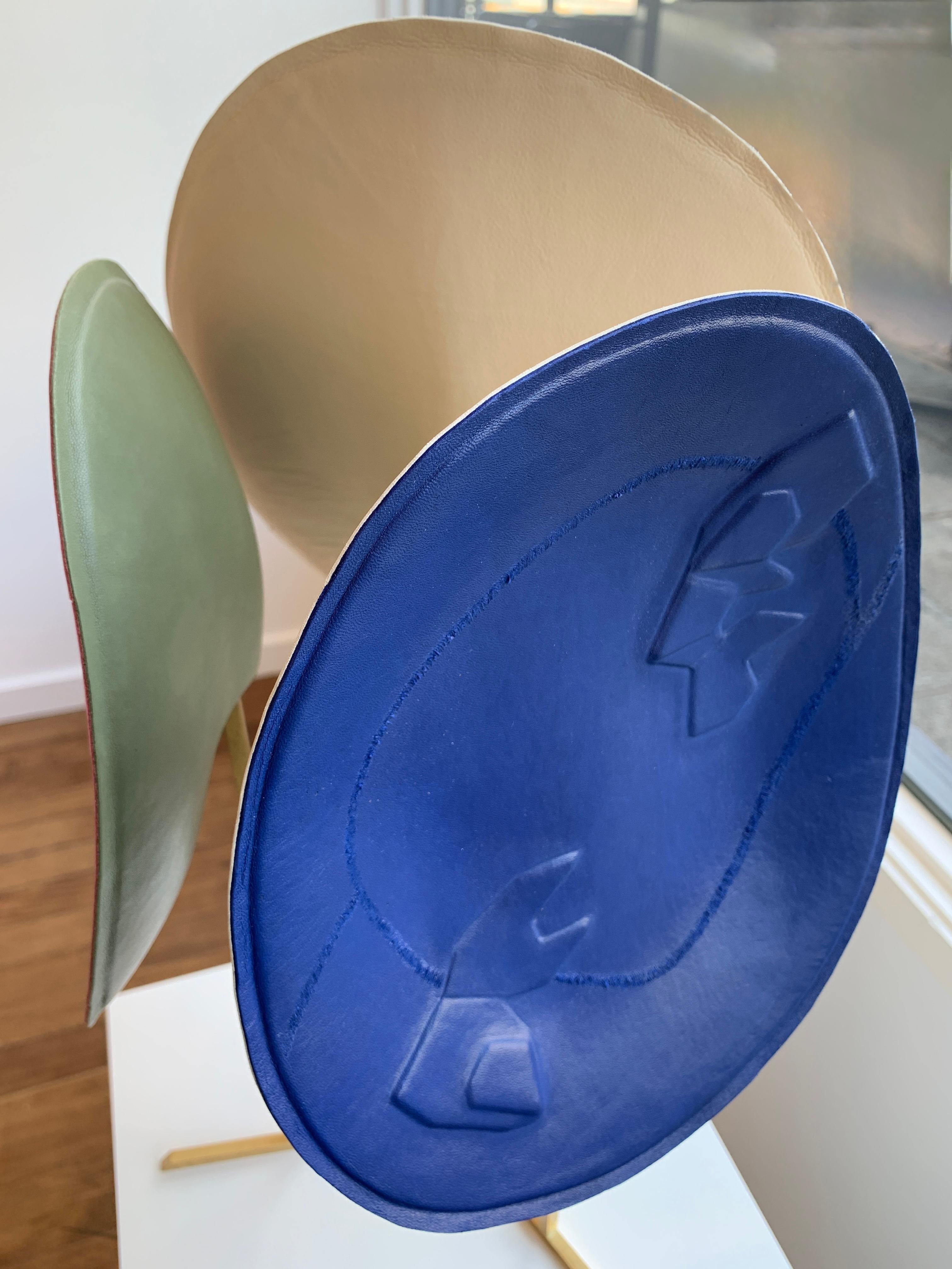 Miroir Boudoir sculpture en cuir à 3 faces avec miroir sur base en laiton en vente 3