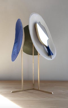 Boudoir Mirror -- Escultura de cuero de 3 caras con espejo sobre base de latón