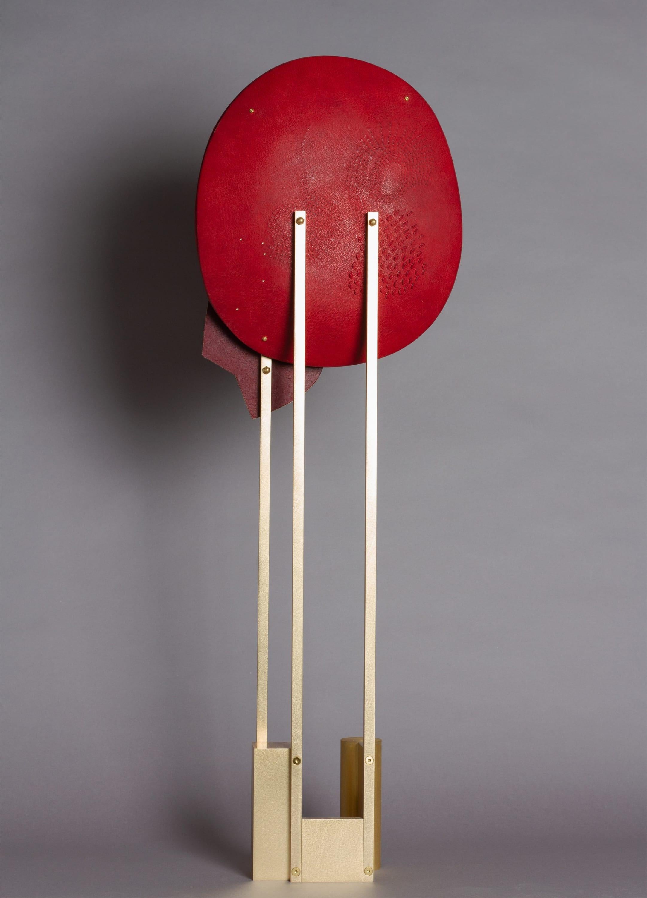 Scultura in pelle rossa con specchio su base in ottone - Sculpture di Marie Barthès