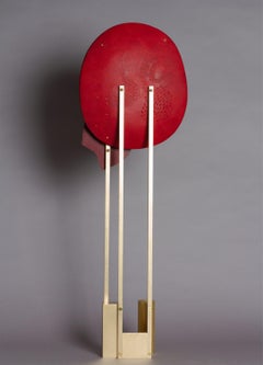 Scultura in pelle rossa con specchio su base in ottone