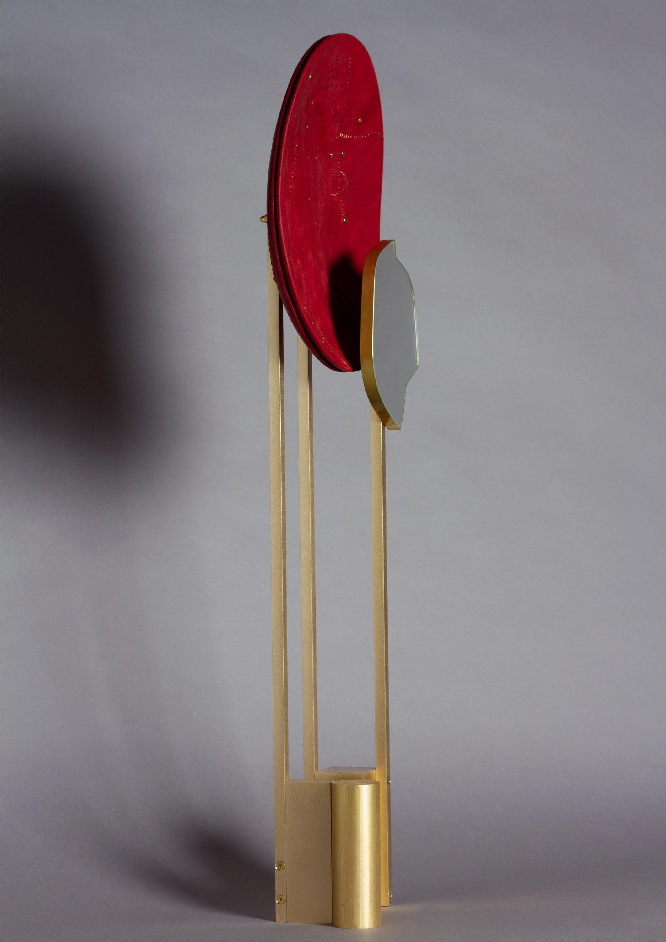 Scultura in pelle rossa con specchio su base in ottone - Sculpture Astratto di Marie Barthès