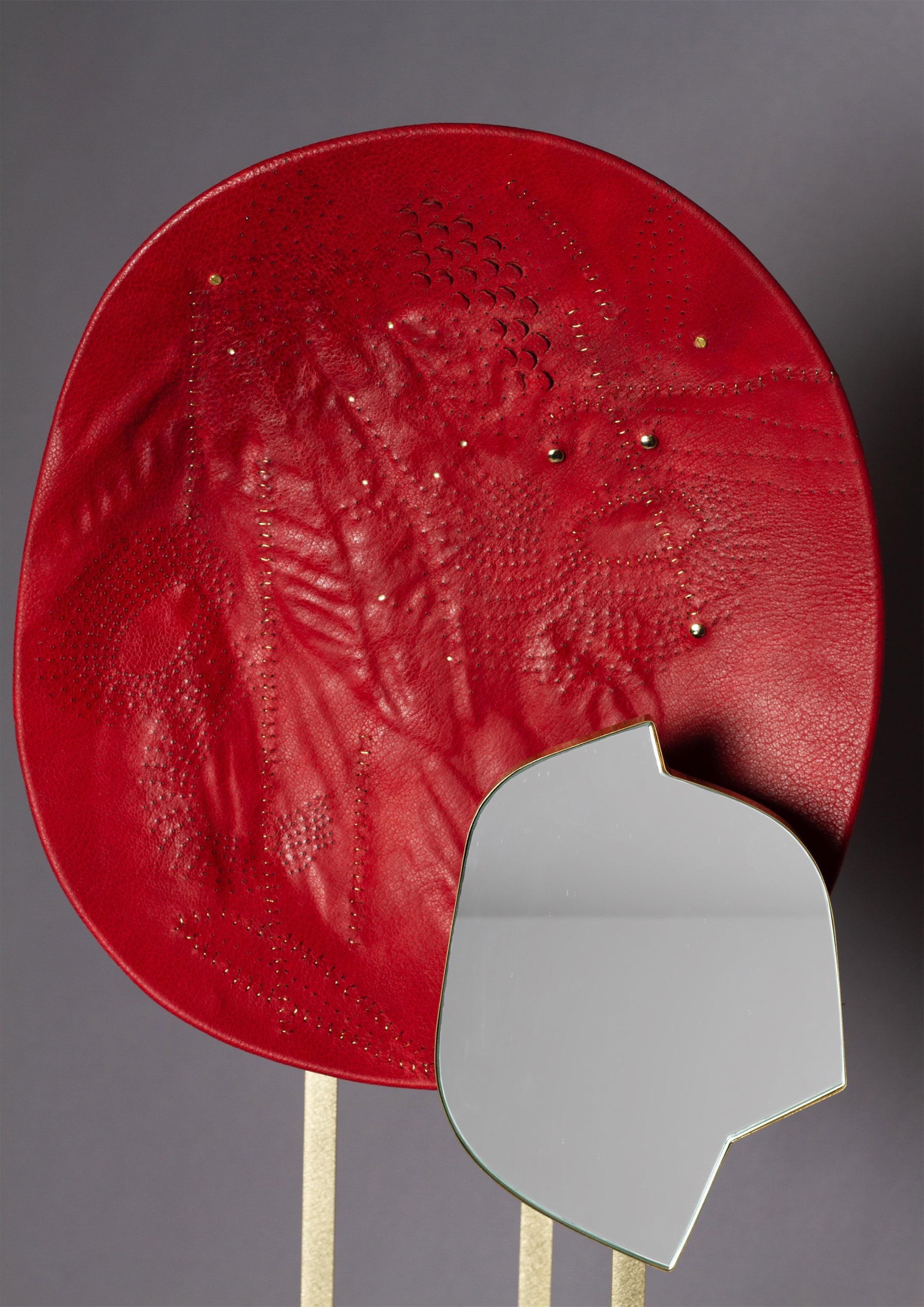 Scultura in pelle rossa con specchio su base in ottone - Abstract Sculpture Grigio di Marie Barthès