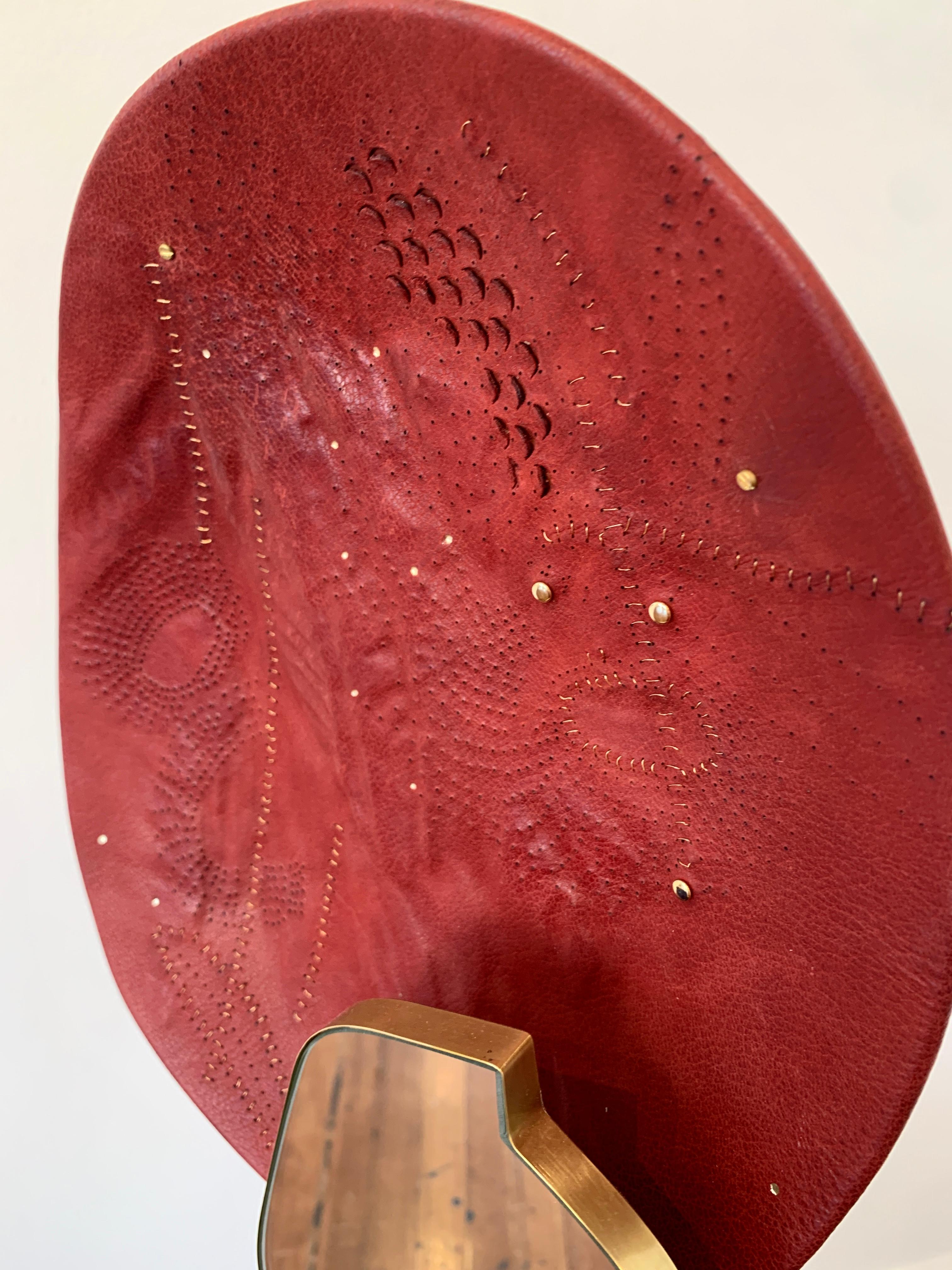 Scultura in pelle rossa con specchio su base in ottone in vendita 1
