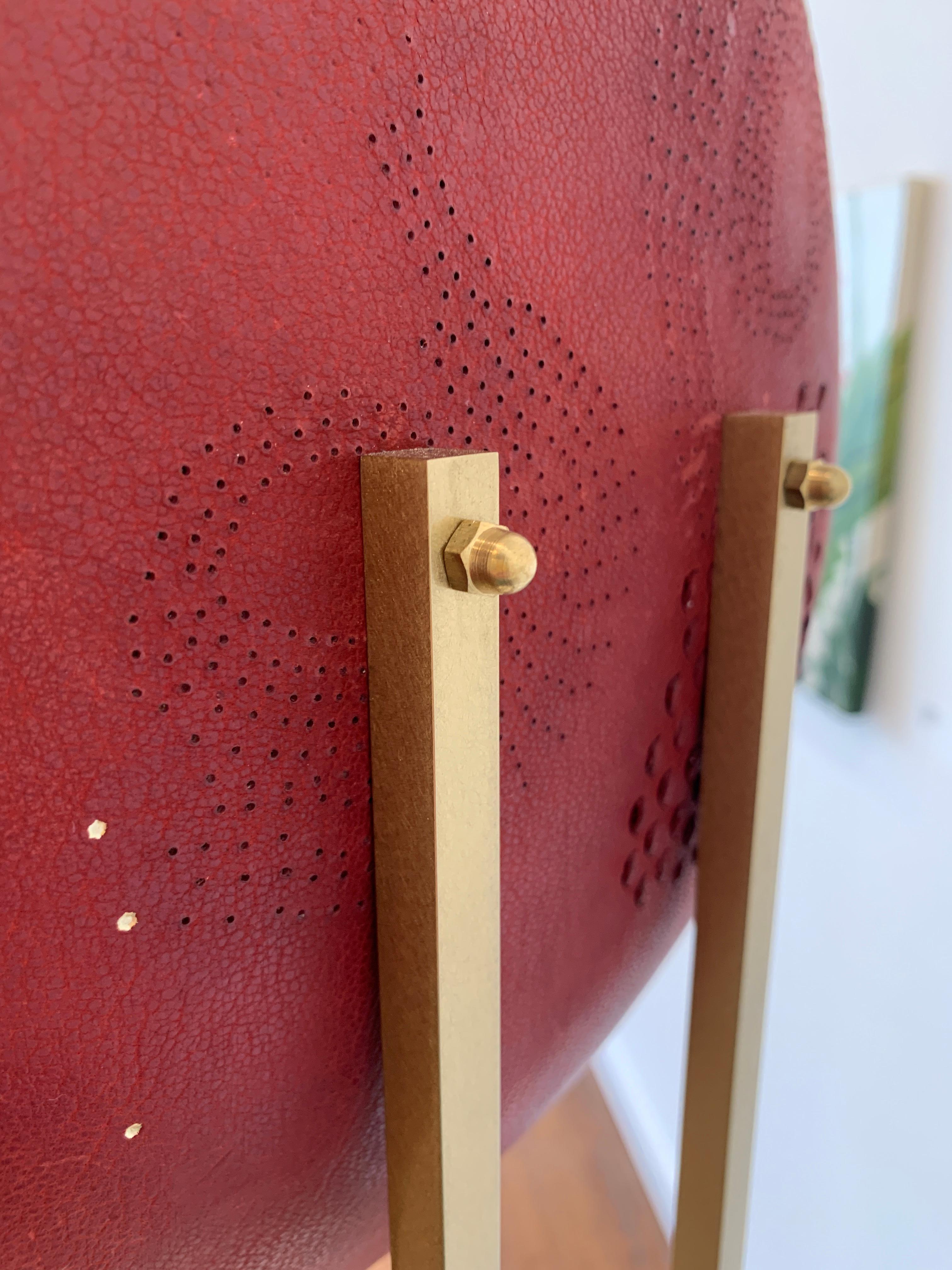 Scultura in pelle rossa con specchio su base in ottone in vendita 3