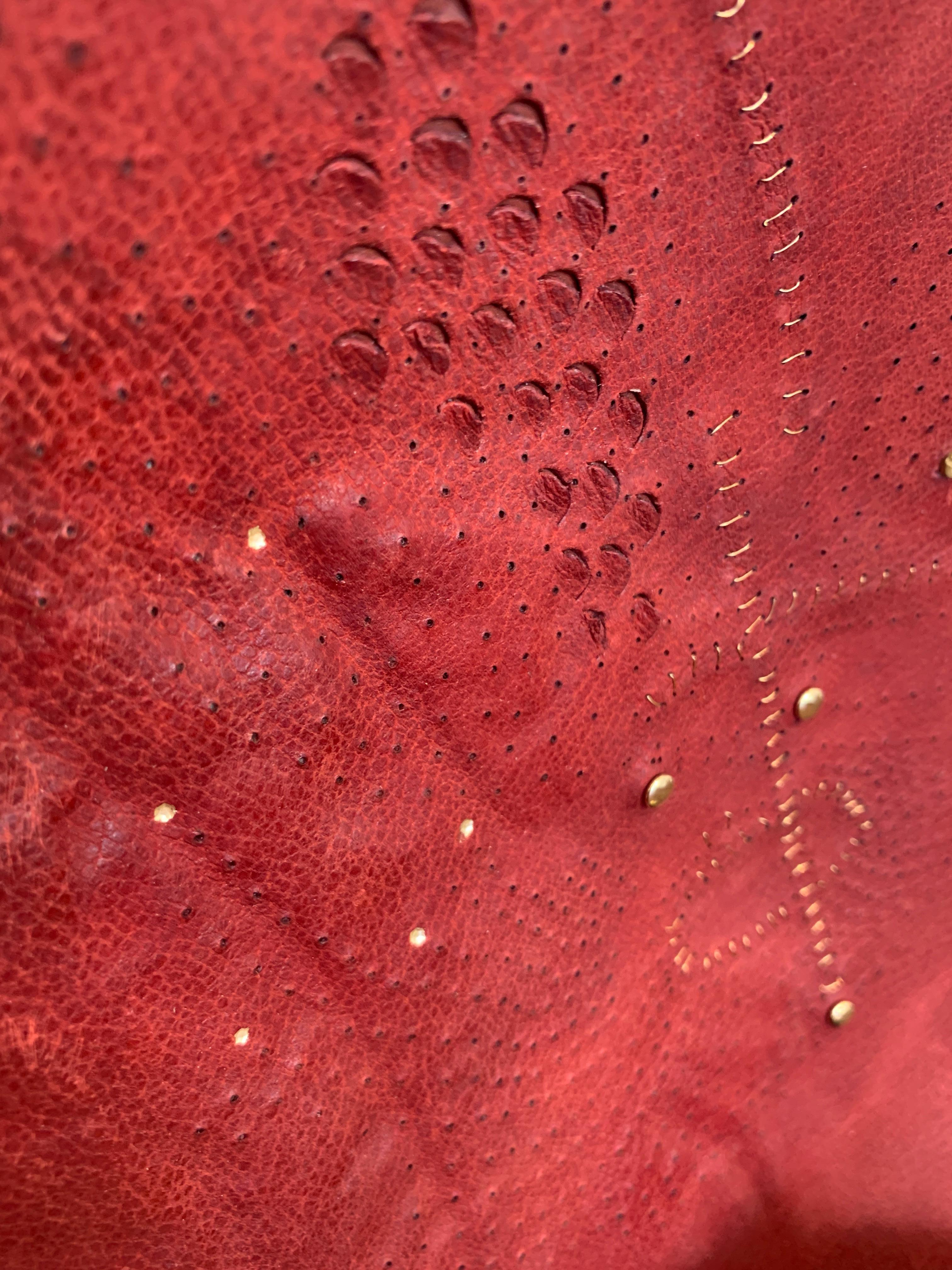 Scultura in pelle rossa con specchio su base in ottone in vendita 4
