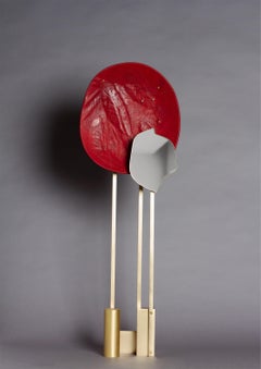 Rote Lederskulptur mit Spiegel auf Messingsockel