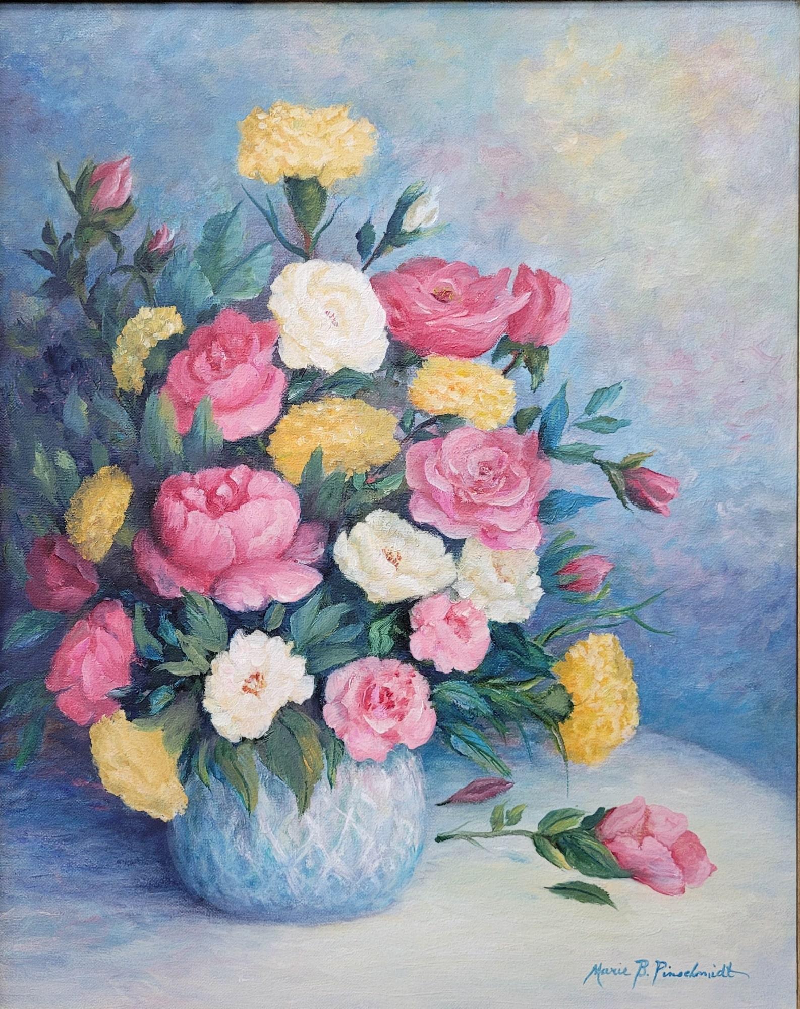 Una natura morta vivace e composta in modo classico, questo olio su tela di Marie Bush Pinschmidt è splendidamente presentato in una sostanziosa cornice dorata di ispirazione rococò. La composizione è incentrata su un lussureggiante bouquet di rose