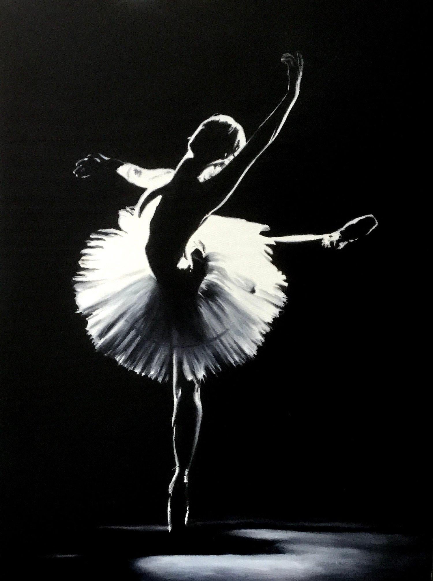 Cette œuvre en noir et blanc, "Dancing in the Light", est une peinture à l'huile sur toile de 24x18 réalisée par l'artiste Marie Channer. On y voit une danseuse de ballet dont la silhouette est sous les projecteurs de la scène, prise dans la pose.