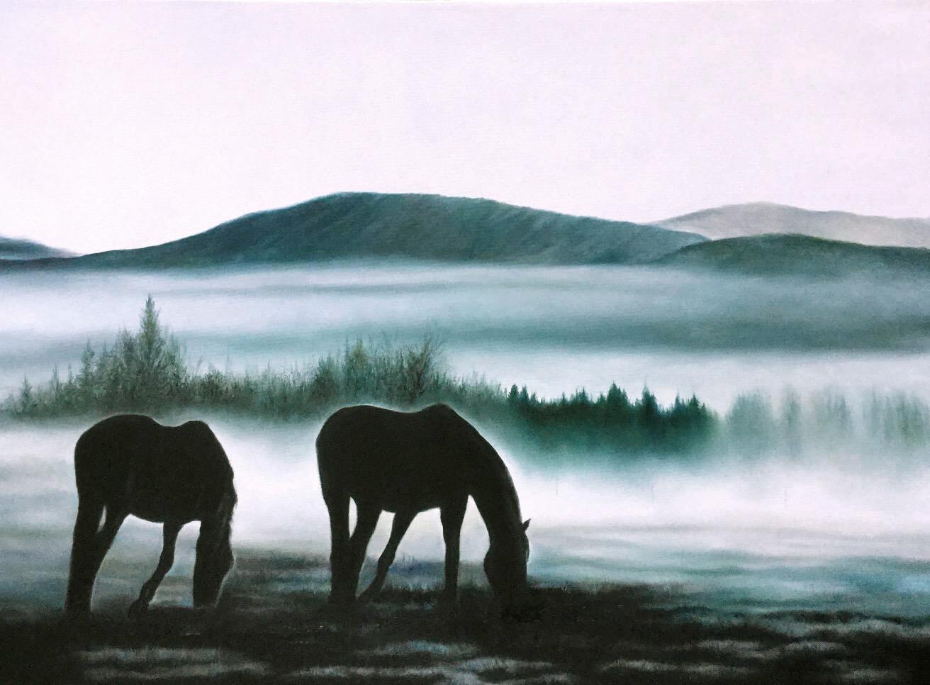 Dieses Werk, "Foggy Morn", ist ein 30x40 großes Ölgemälde auf Leinwand der Künstlerin Marie Channer. Zu sehen ist eine Weide in den frühen Morgenstunden. Pferde grasen in der kühlen Sommerluft, ihre Silhouetten zeichnen sich in der Sonne ab. Der