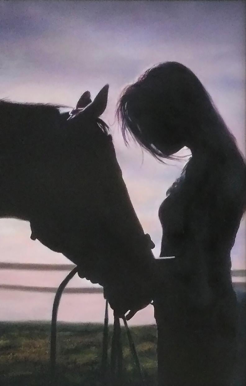 Dieses wunderschöne und gefühlvolle Werk "Till Tomorrow" ist ein 30x20 großes Ölgemälde auf Leinwand der Künstlerin Marie Channer.  Das Bild zeigt ein Pferd mit Besitzerin und Begleiterin, das in den Abendstunden in der kühlen Sommerluft steht. Das