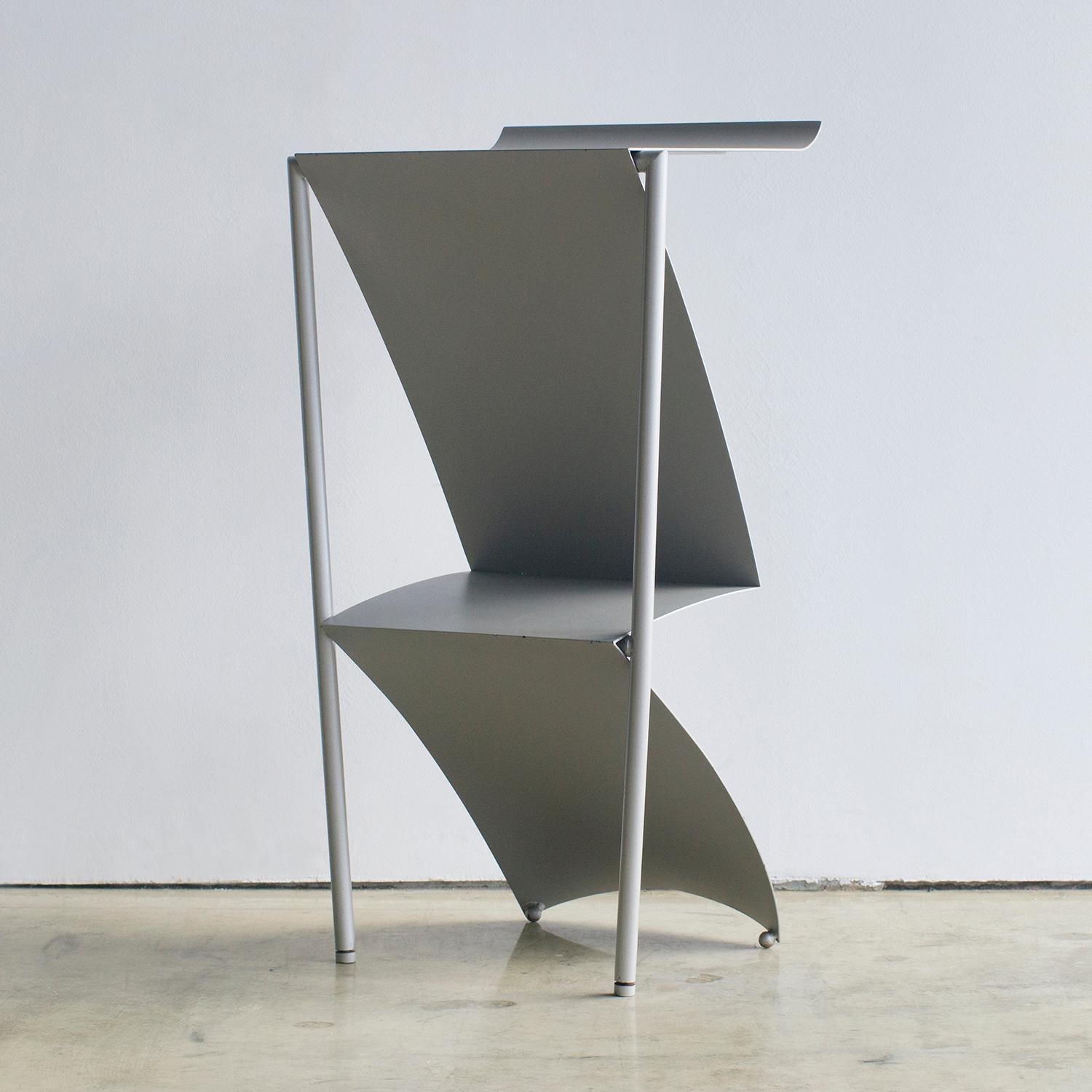 S'il vous plaît conçu par Marie Christine Doner pour IDEA, Japon. Il s'agit de l'un des produits de la collection Origami, publiée en 11 meubles en 1986. Tabouret de bar à l'origine, mais utilisable comme table d'appoint.