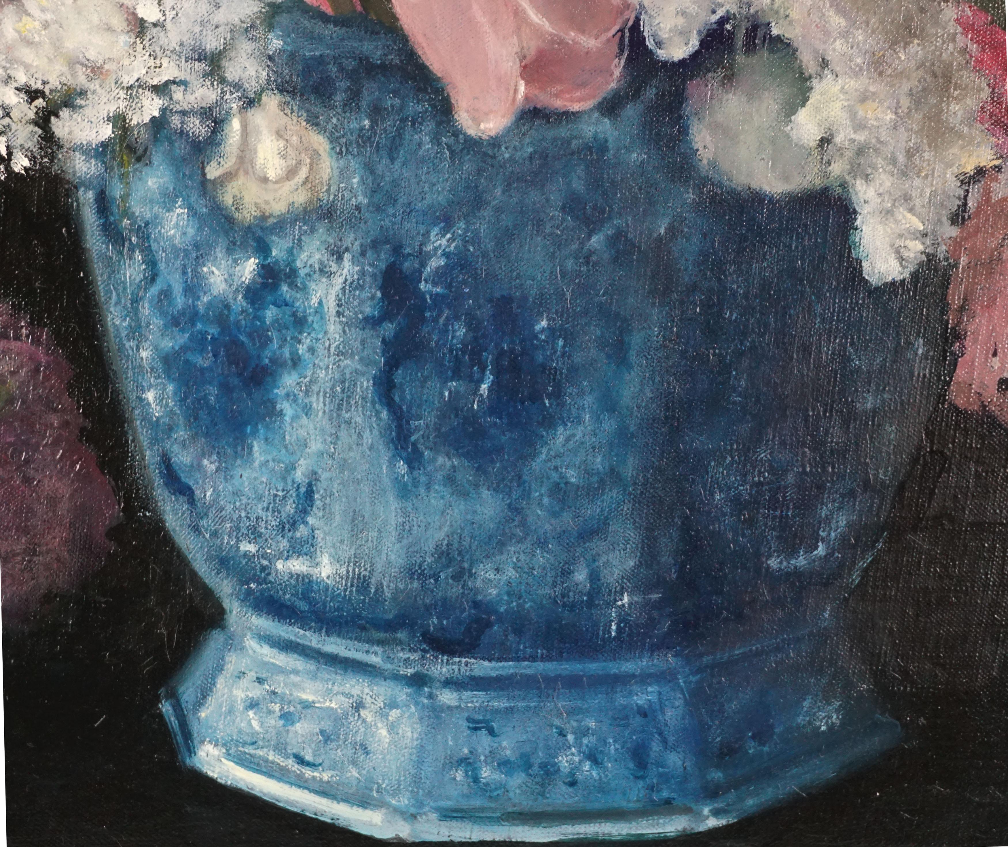 Französisches, großformatiges Stillleben aus Tulpen, Fliedern und Rosen in blauer und weißer Topf (Schwarz), Still-Life Painting, von Marie-Claire Delaunay