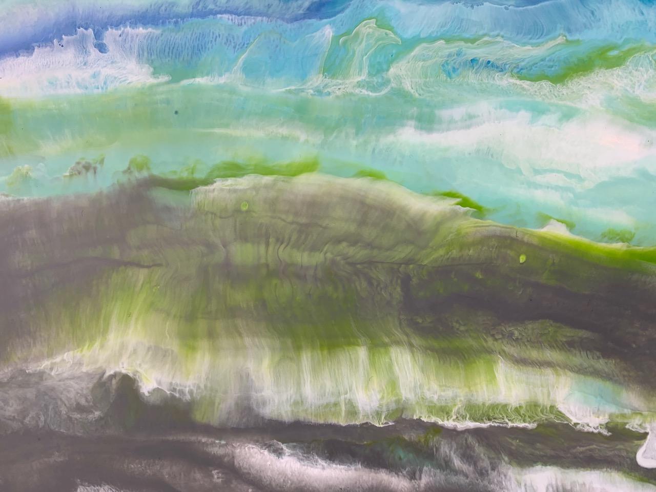 Cayo Romano ist eine farbenfrohe abstrahierte Landschaft, Enkaustikmalerei auf Holzplatte.  Es ist 18x60.  Sie ist gefüllt mit Gelb, Blau, Grün, Grau und Weiß.  Es ist inspiriert von einer Reise nach Kuba. Die Seiten sind mit einem schwarzen
