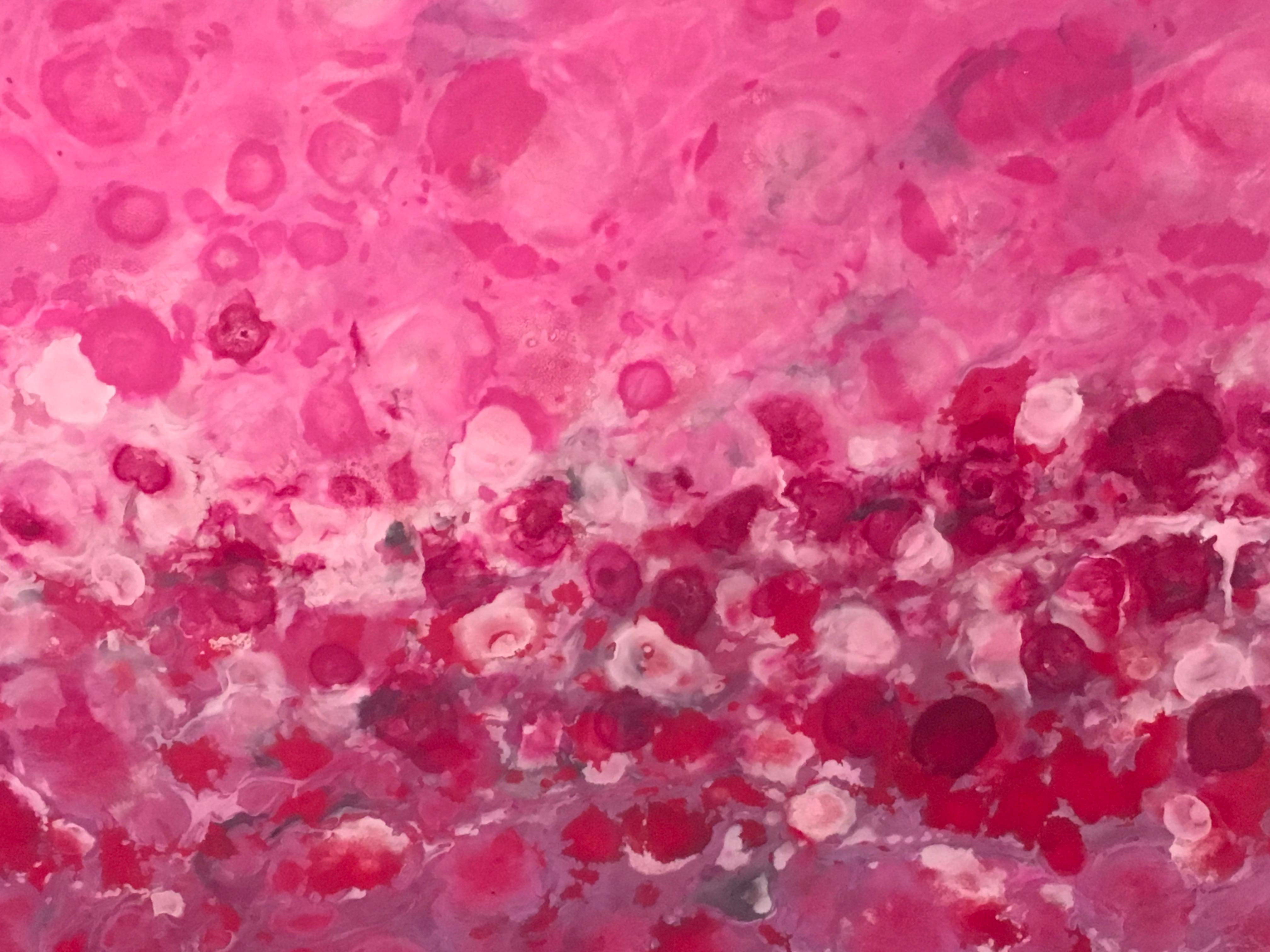 Riviere Aux Cerises de Marie Danielle Leblanc, Técnica mixta sobre panel de madera, barniz de alto brillo, 30x60.  Se trata de un paisaje abstracto de color rosa brillante.  Incorpora el Magenta, que es un color poderoso y potenciador lleno de pura