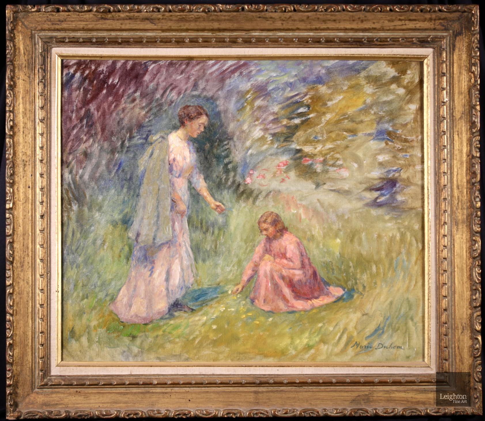 Superbe huile impressionniste sur toile originale signée et datée de 1920 par l'artiste peintre française Marie Duhem. L'œuvre représente une femme vêtue d'une robe rose pâle et d'une veste verte drapée sur les épaules, debout à côté d'une jeune