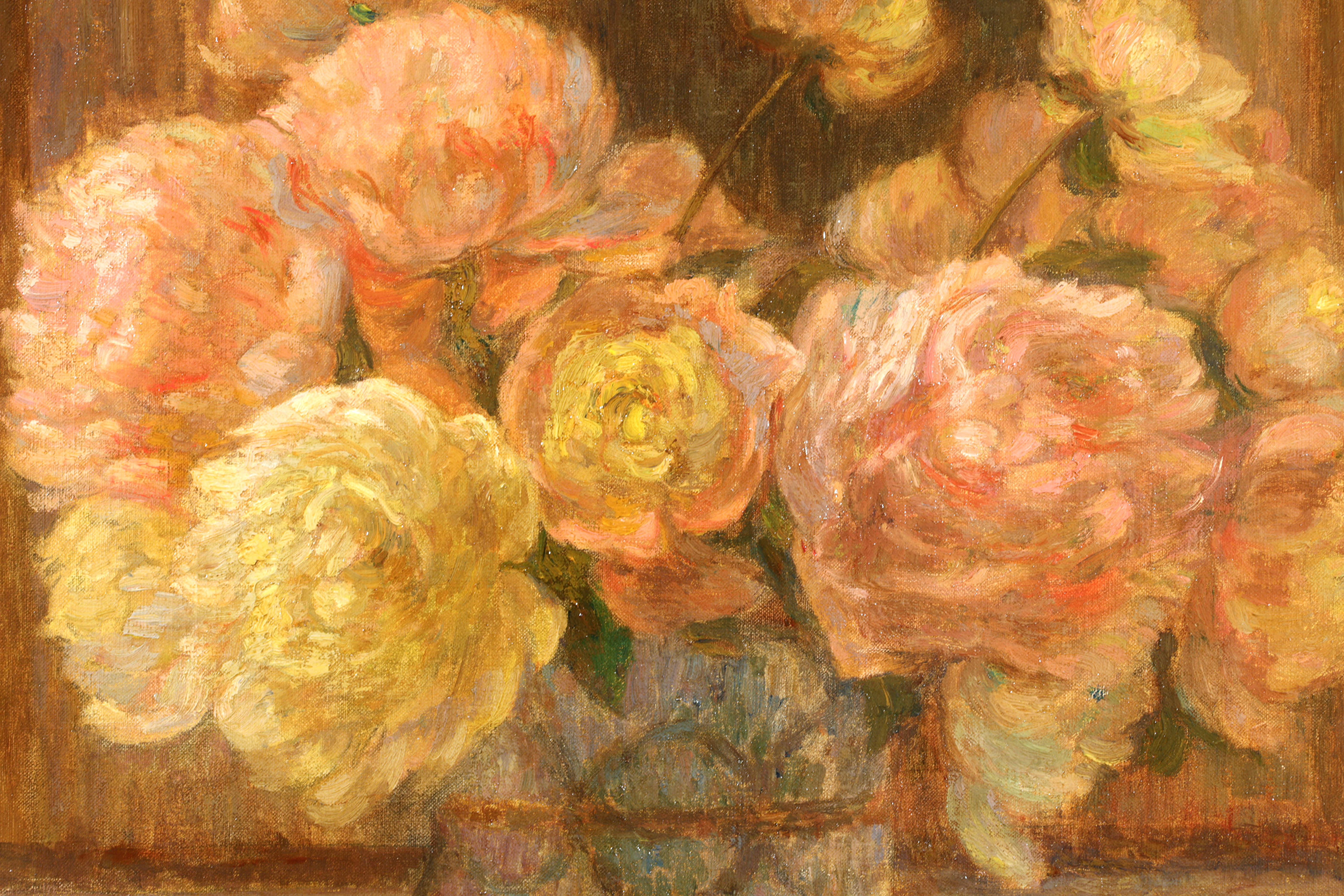 Nature morte signée, huile sur toile vers 1910 par la peintre impressionniste française Marie Duhem. Cette superbe pièce représente de délicates pivoines roses et jaunes dans un vase placé sur une table ornée d'un plateau en marbre, avec un éventail