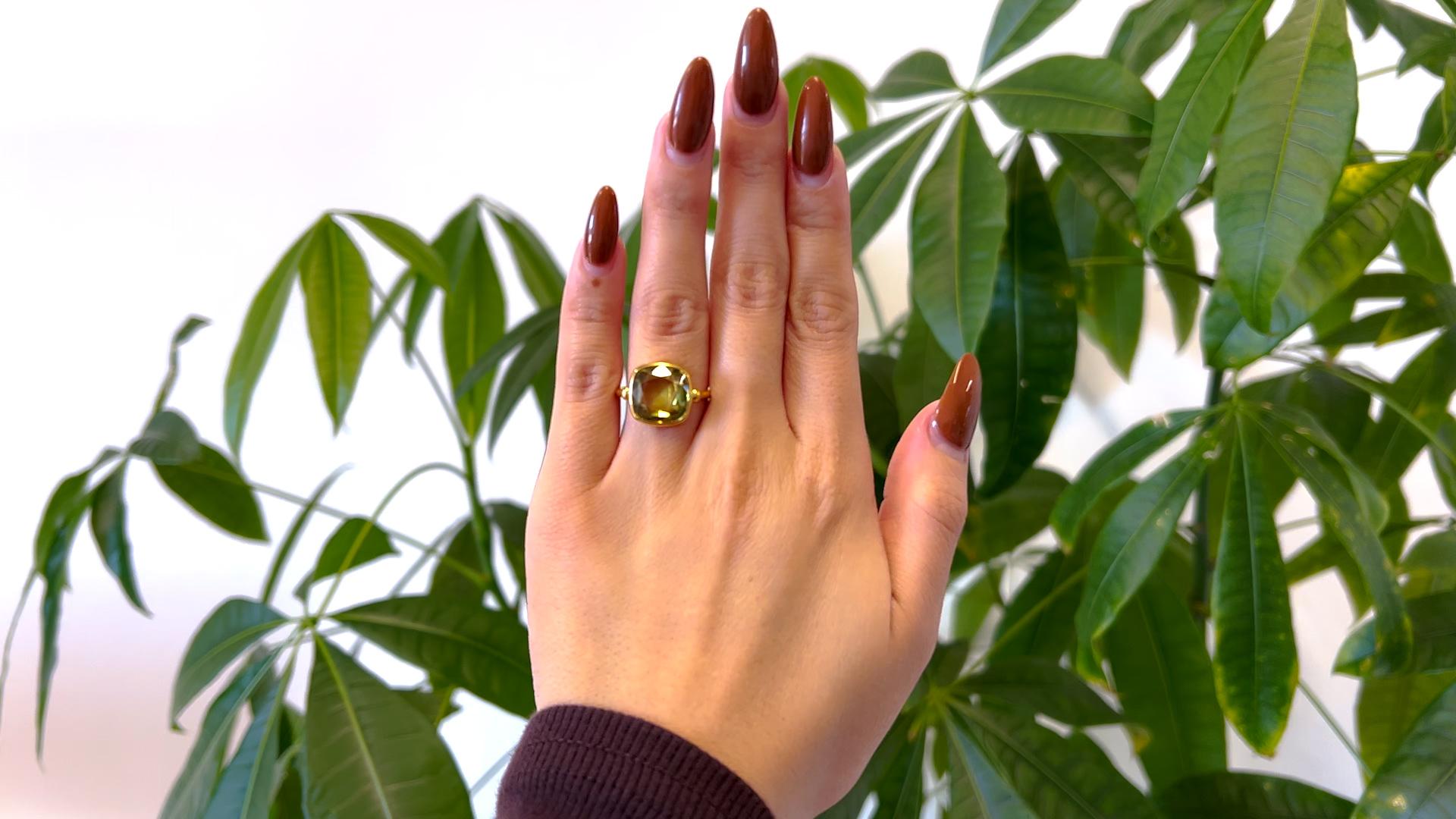 Ein Marie-Hélène de Taillac Französisch Sphene 22k Gelbgold Swivel Ring. Mit einem kissenförmigen, gemischt geschliffenen Sphene mit einem Gewicht von 7,00 Karat. Gefertigt aus 22 Karat Gelbgold mit französischer Punze und Herstellermarke. Inklusive