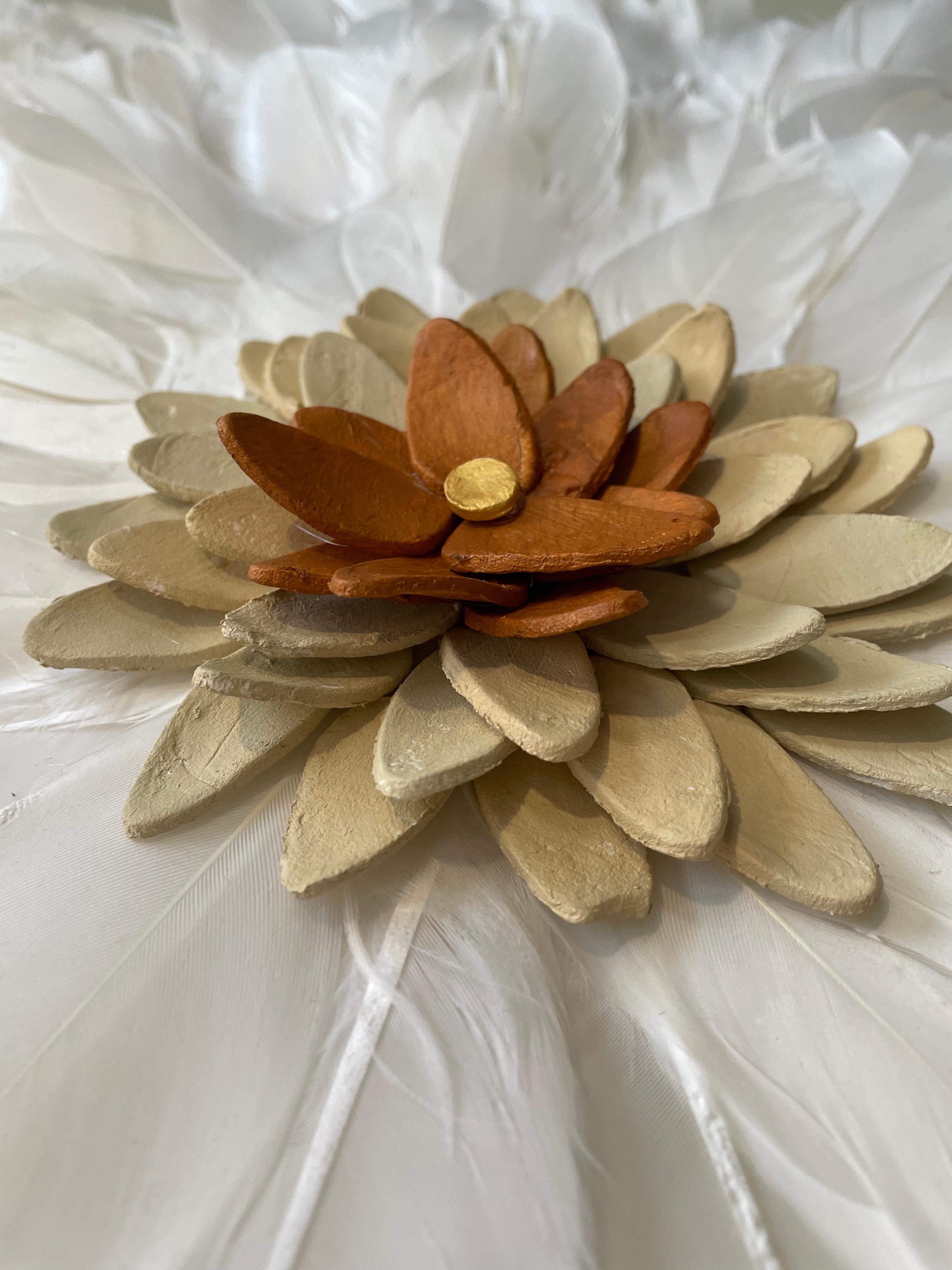 Flores 1 - composition florale en plumes et argile inspirée de la nature en 3D dans une boîte en plexiglas - Contemporain Mixed Media Art par Marie Laforey
