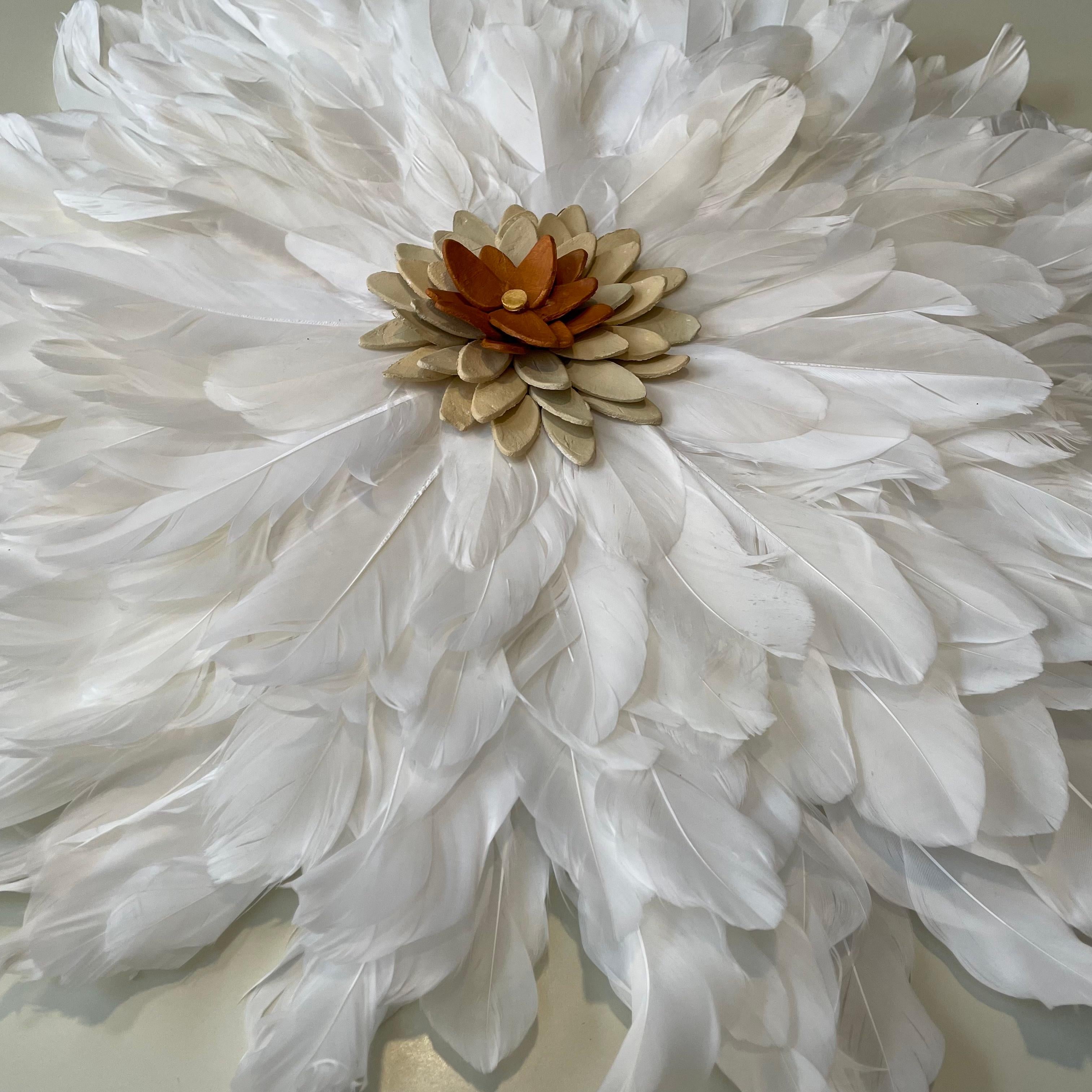 Flores 1 - composition florale en plumes et argile inspirée de la nature en 3D dans une boîte en plexiglas en vente 1