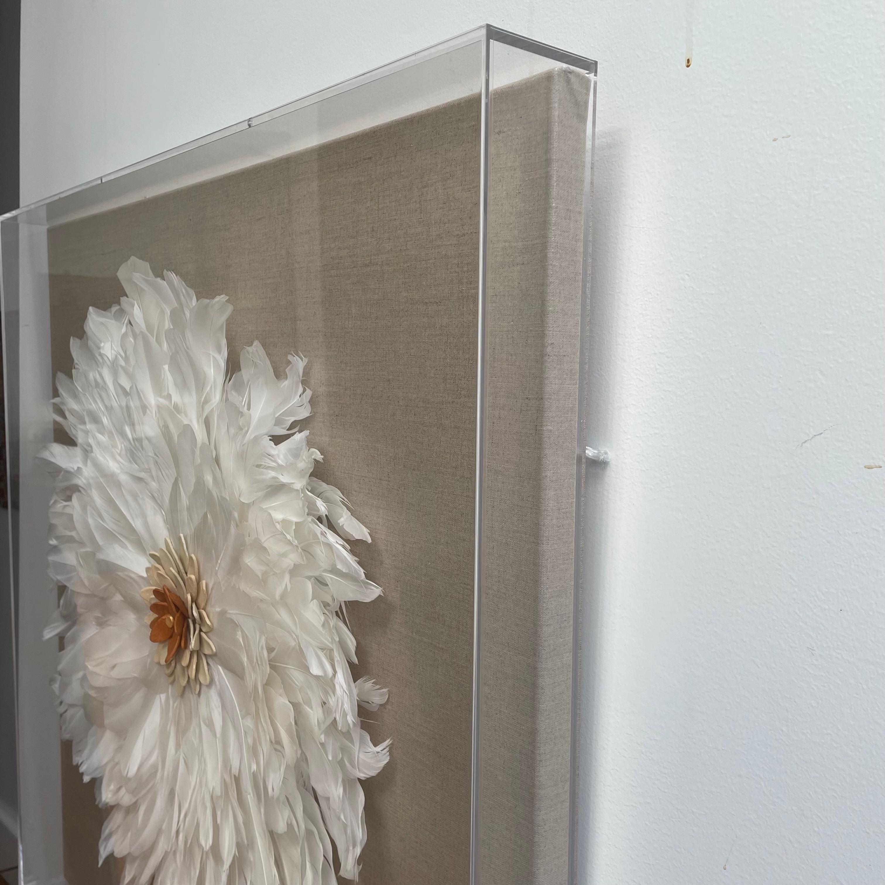 Flores 1 - composition florale en plumes et argile inspirée de la nature en 3D dans une boîte en plexiglas en vente 3