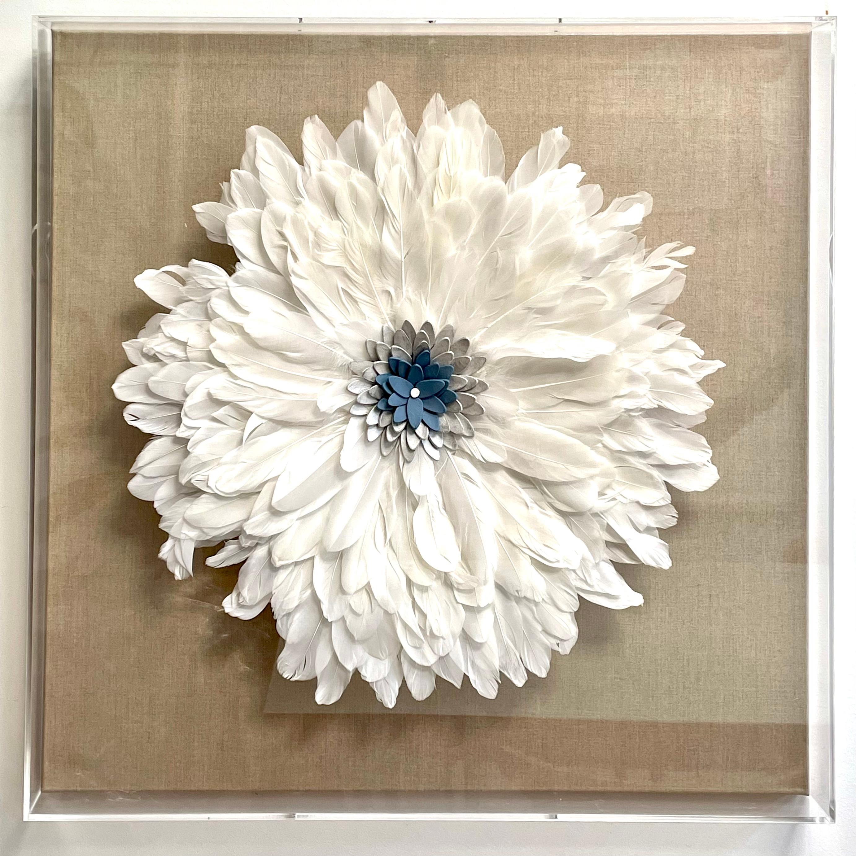 Feuille Flores 3D composition florale inspirée de la nature en forme de plume, argile dans une boîte en plexiglas - Contemporain Mixed Media Art par Marie Laforey