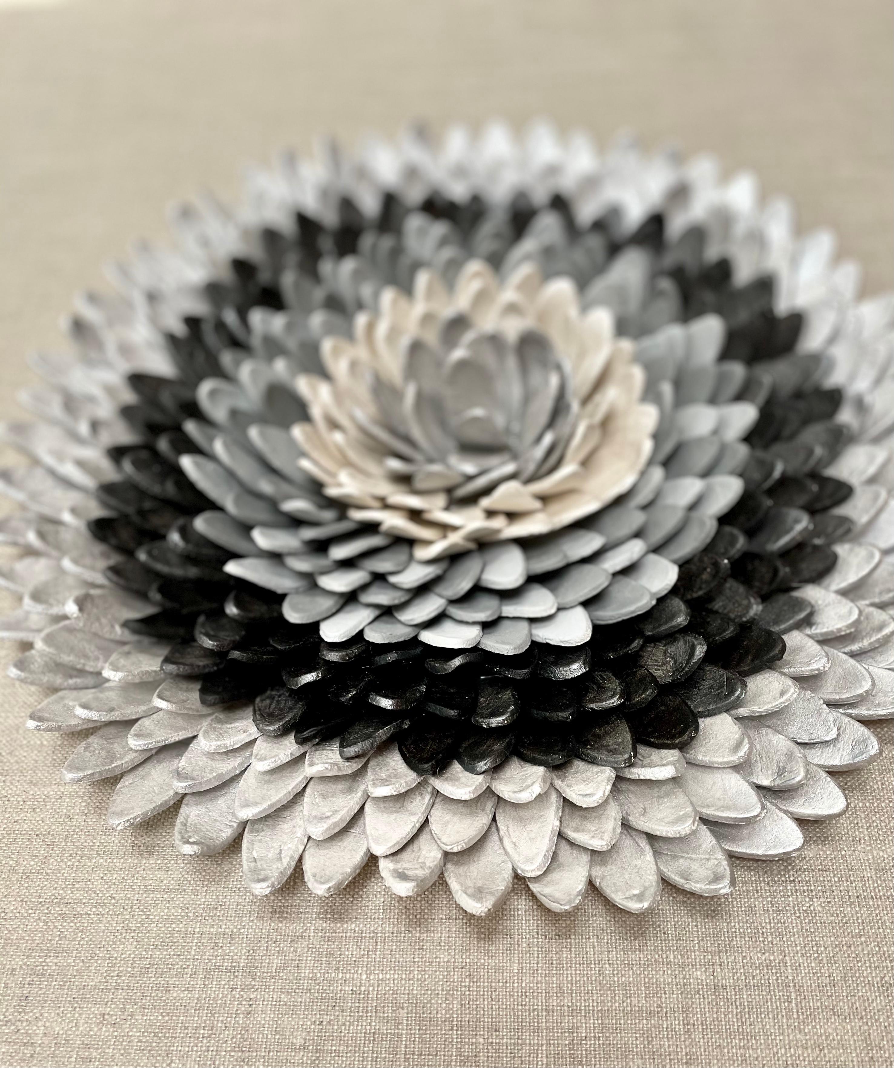 Flos 1 - composition en argile argentée grise à motifs floraux inspirés de la nature en 3D dans une boîte en plexiglas - Contemporain Mixed Media Art par Marie Laforey