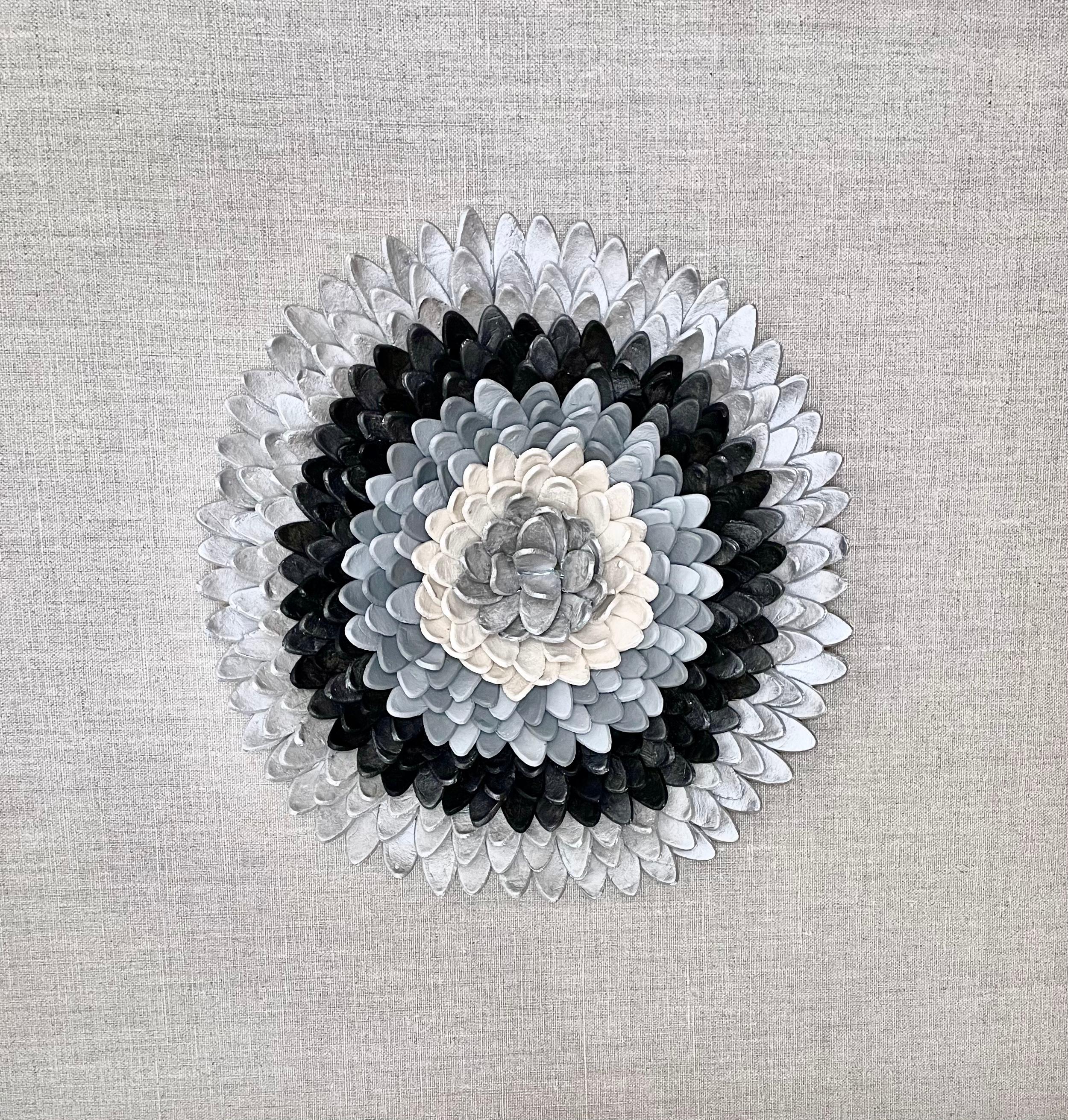 Flos 1 - composition en argile argentée grise à motifs floraux inspirés de la nature en 3D dans une boîte en plexiglas en vente 1