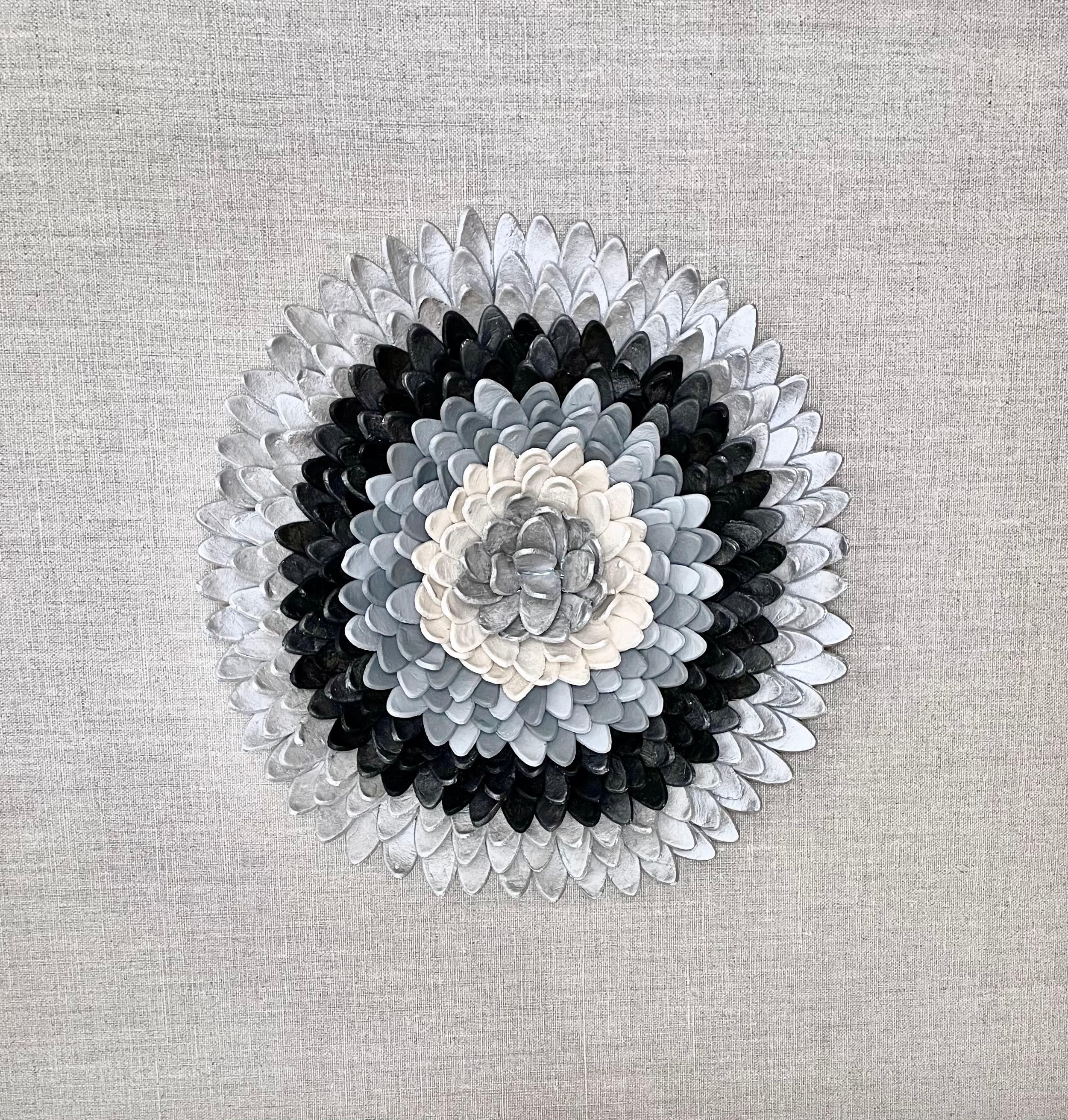 Flos 1 - composition en argile argentée grise à motifs floraux inspirés de la nature en 3D dans une boîte en plexiglas en vente 1