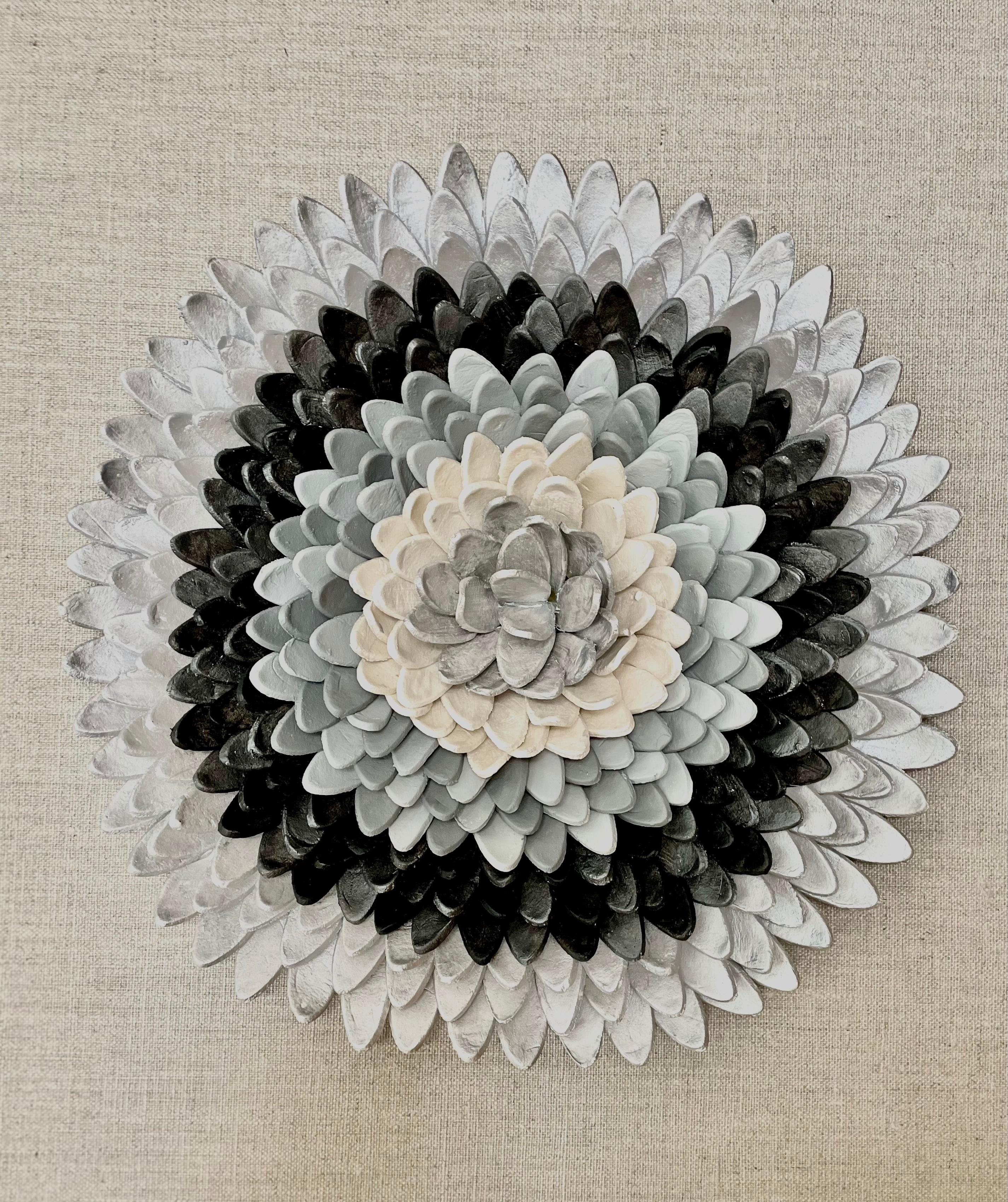 Flos 1 - composition en argile argentée grise à motifs floraux inspirés de la nature en 3D dans une boîte en plexiglas