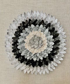 Flos 1- Composición de arcilla plateada gris inspirada en la naturaleza floral 3D en caja de plexiglás