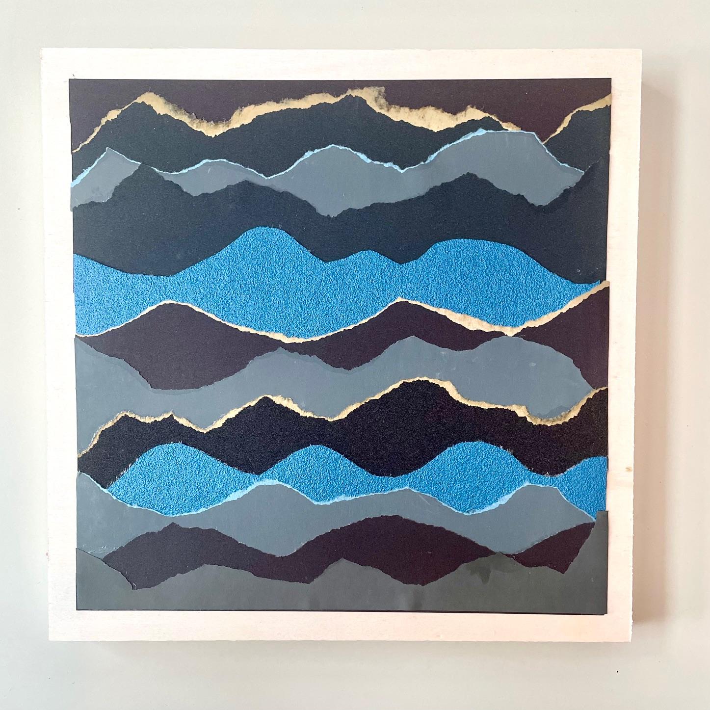 Fluctus 1  - Blau grau schwarz abstrakte Meereslandschaft Papier Collage auf Holzbrett – Art von Marie Laforey