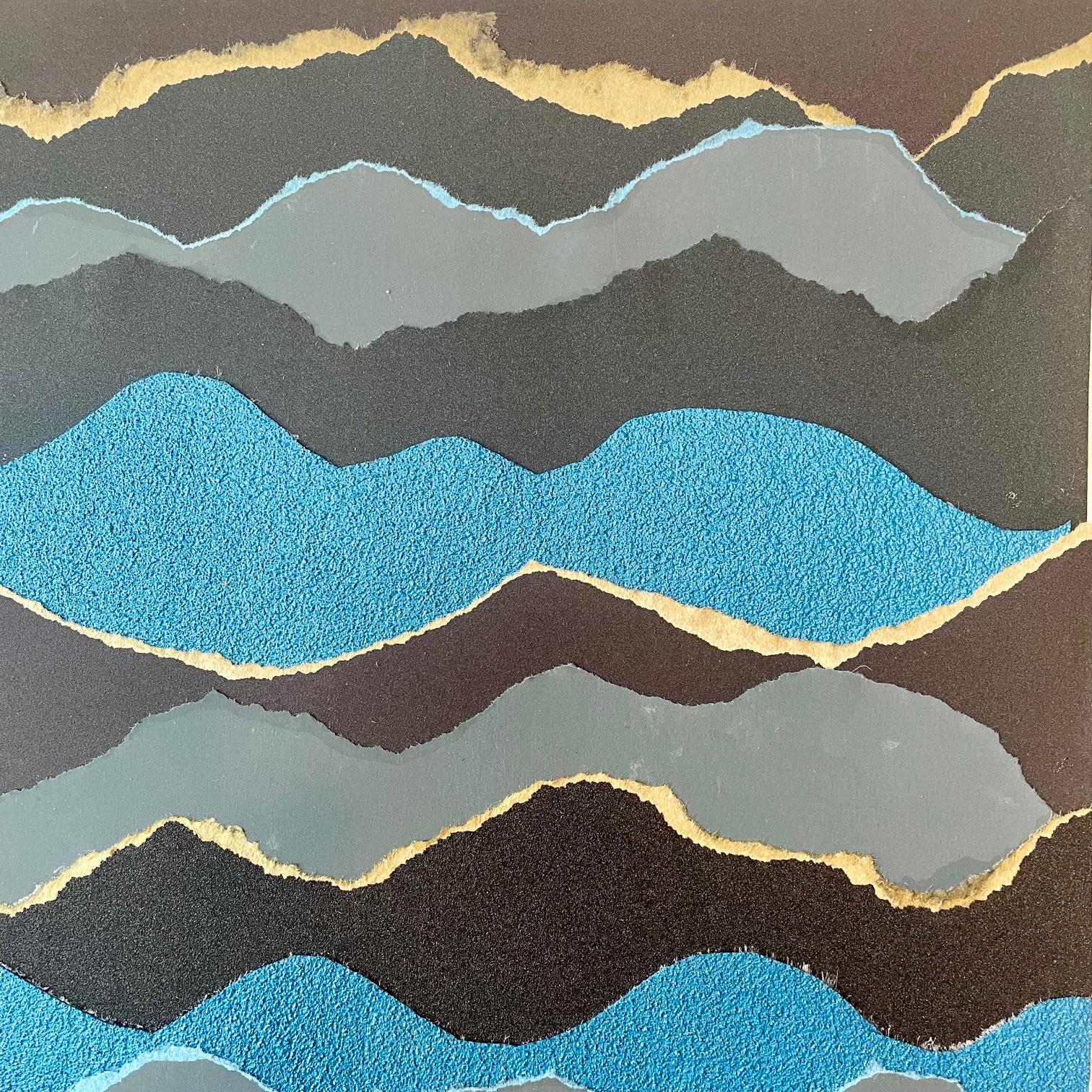 Fluctus 1  - Blau grau schwarz abstrakte Meereslandschaft Papier Collage auf Holzbrett im Angebot 1