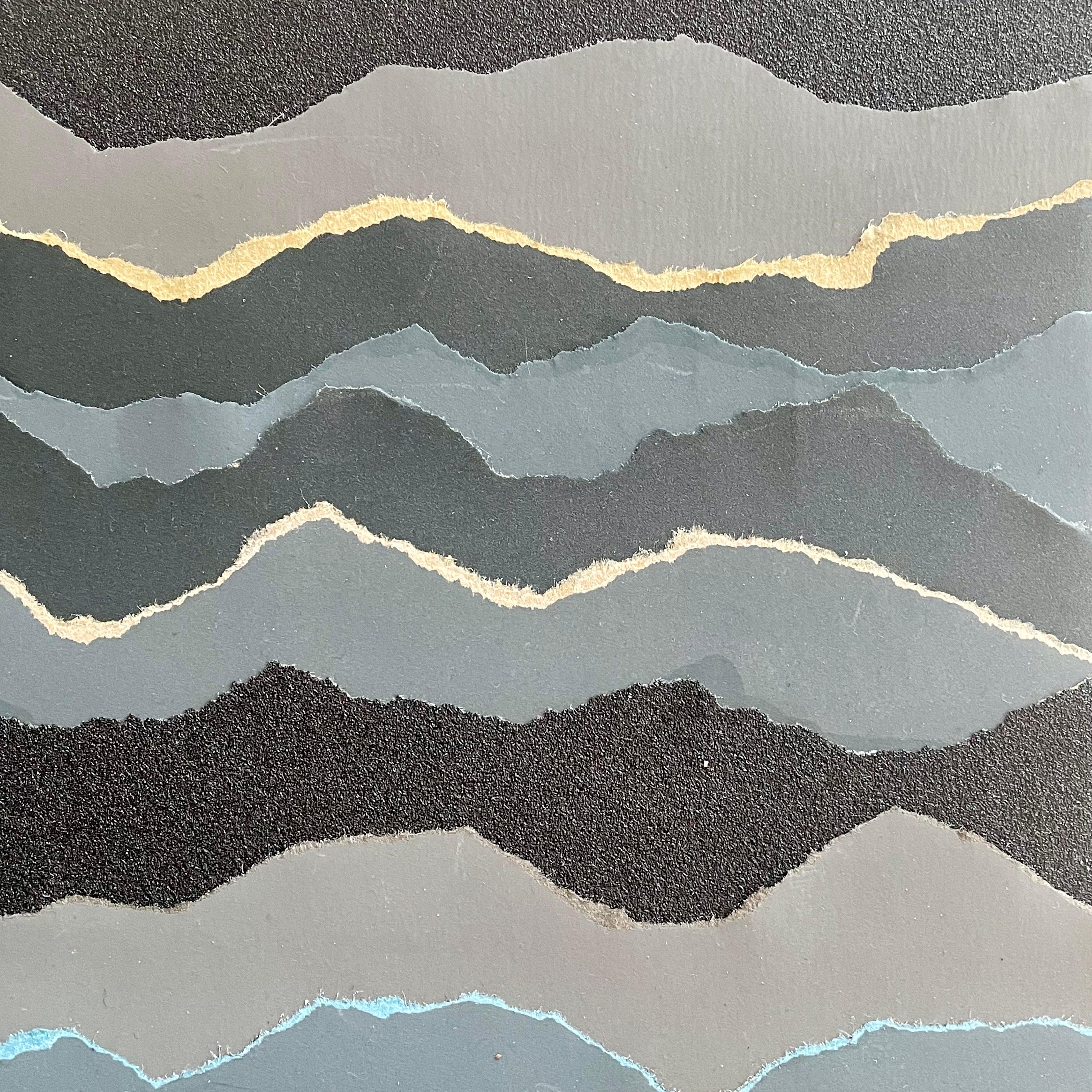 Fluctus 2  - Blau grau schwarz abstrakte Meereslandschaft Papier Collage auf Holzbrett im Angebot 1