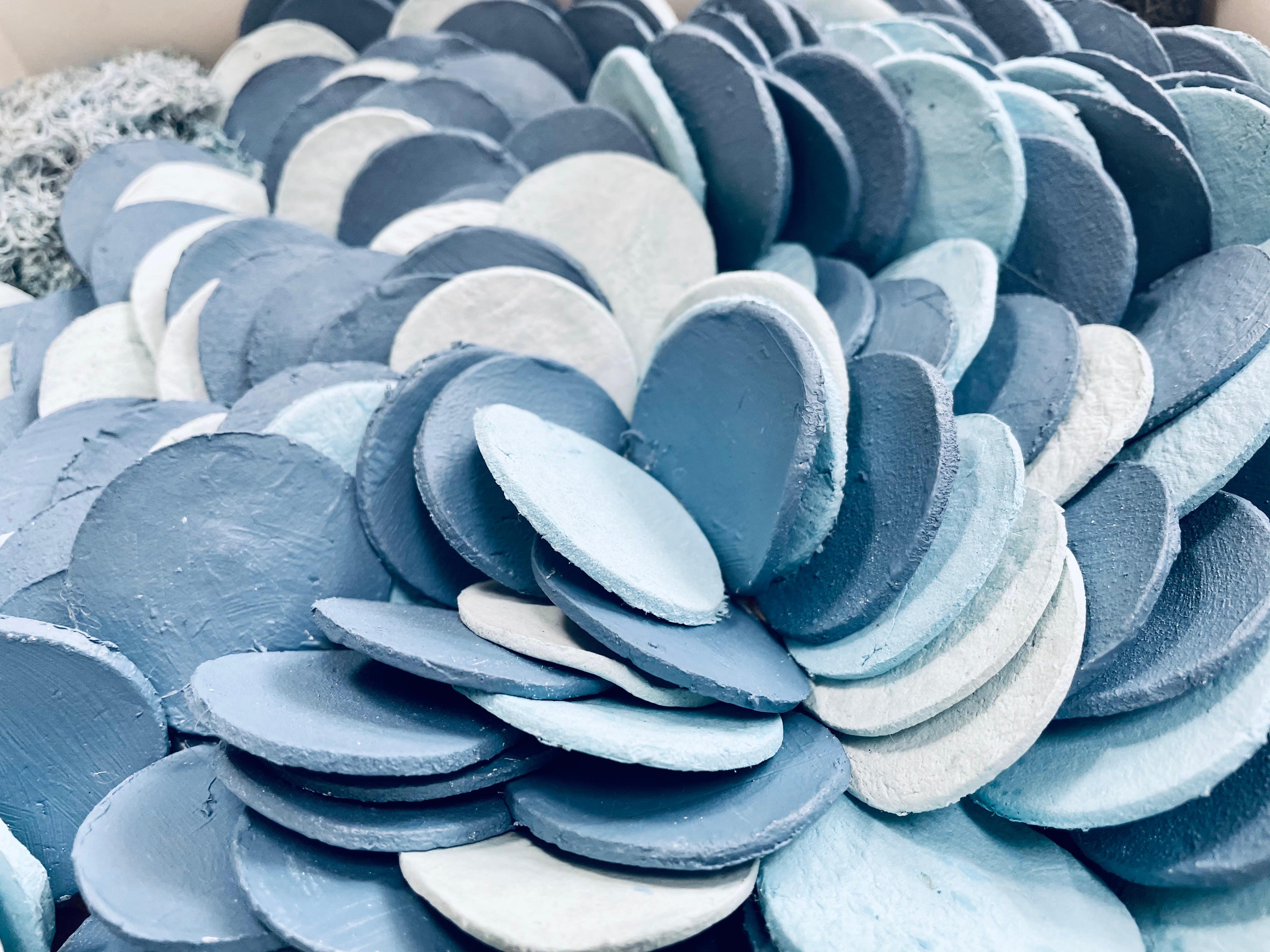 Lapis 1 - composition abstraite en argile bleue et mousse inspirée de la nature en 3D  - Painting de Marie Laforey