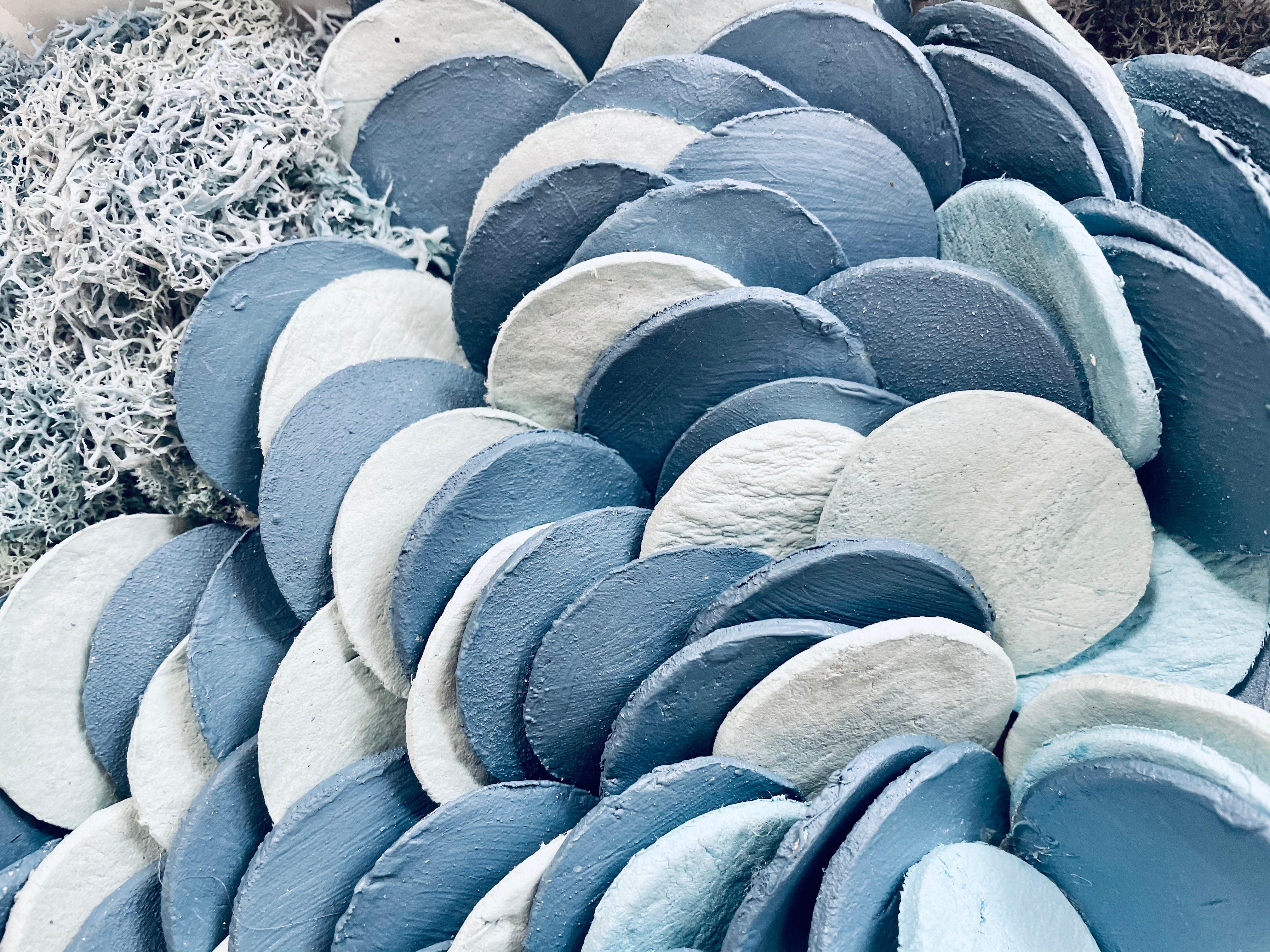 Lapis 1 - composition abstraite en argile bleue et mousse inspirée de la nature en 3D  - Contemporain Painting par Marie Laforey
