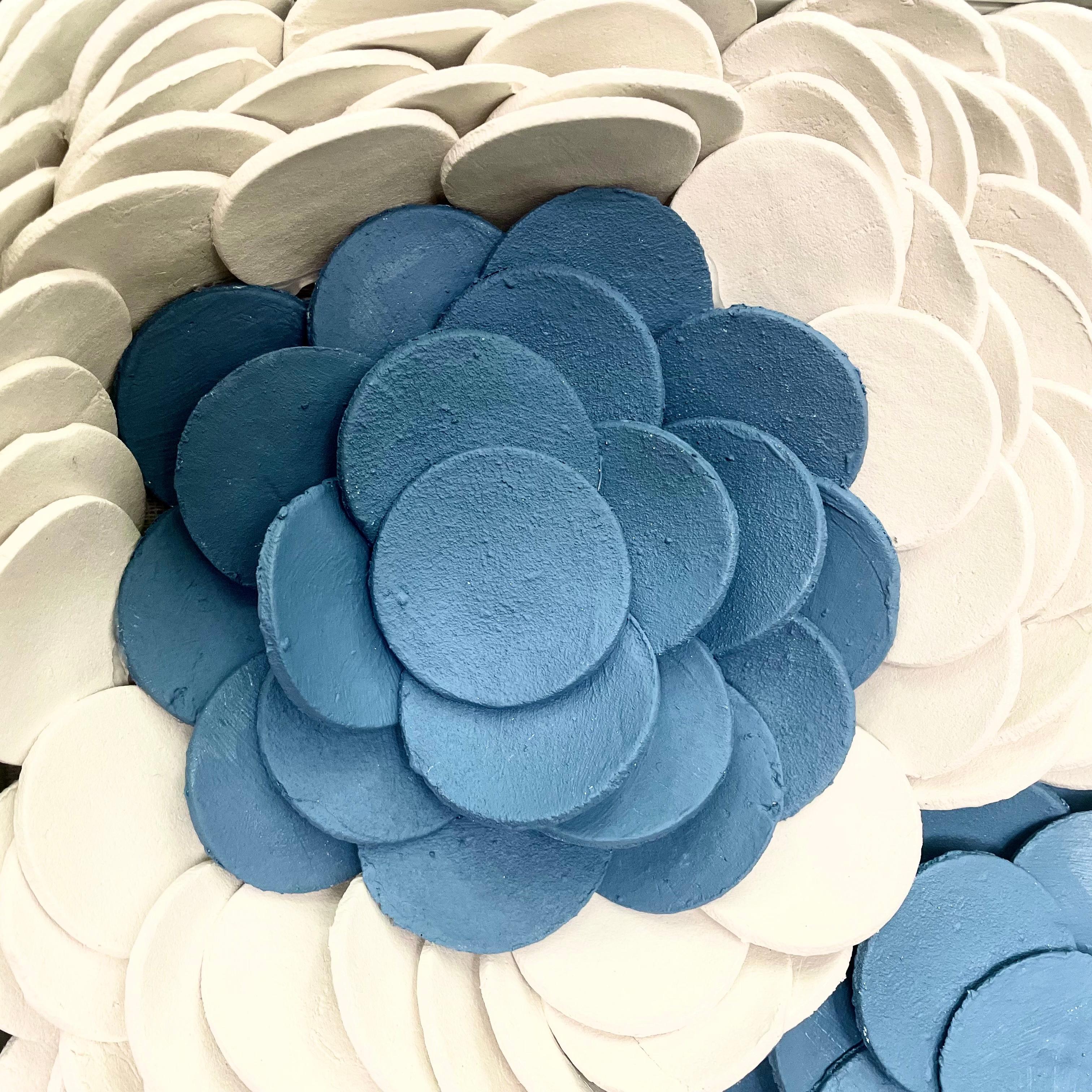 Lapis 152  Weißblaue 3D abstrakte florale geometrische Keramik-Wandkomposition mit Blumenmuster – Sculpture von Marie Laforey