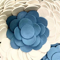 Lapis 152  - composition murale en céramique blanche bleue 3D abstraite florale géométrique