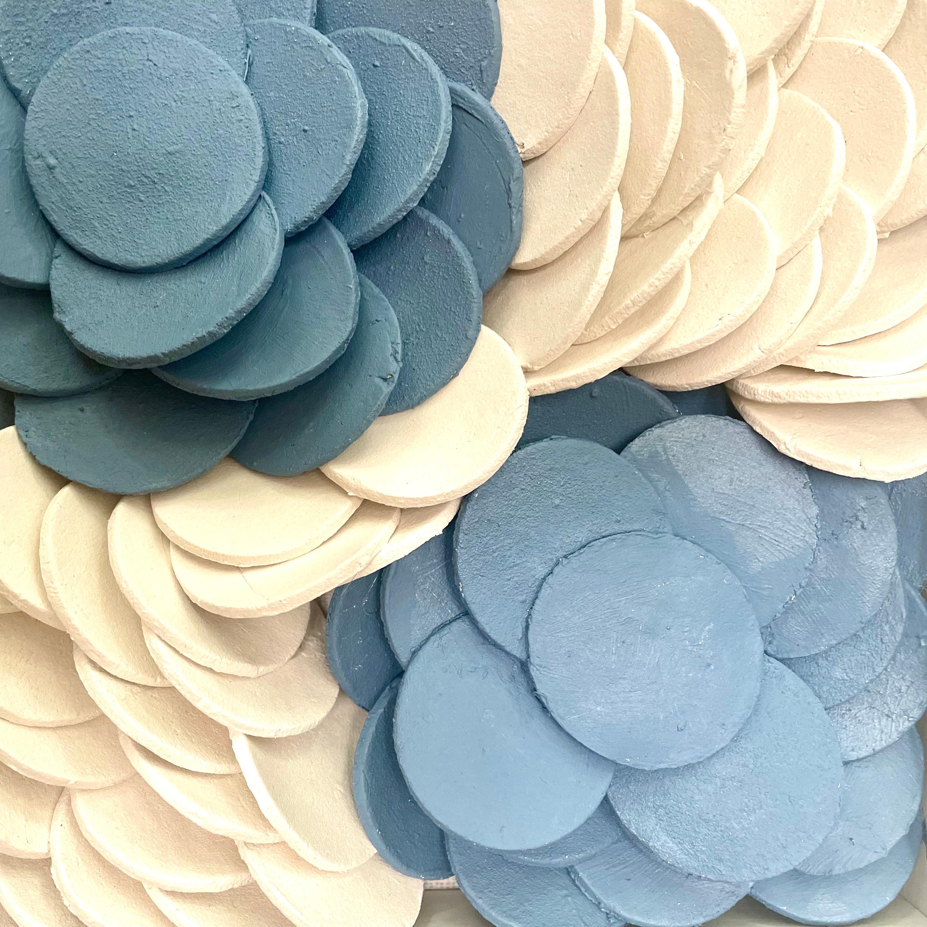 Lapis 152  Weißblaue 3D abstrakte florale geometrische Keramik-Wandkomposition mit Blumenmuster (Zeitgenössisch), Sculpture, von Marie Laforey