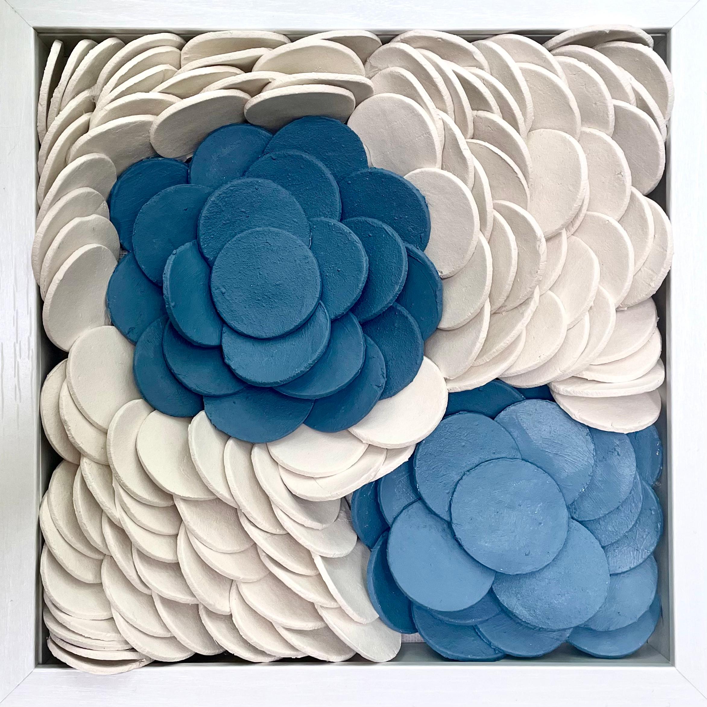 Lapis 152  Weißblaue 3D abstrakte florale geometrische Keramik-Wandkomposition mit Blumenmuster