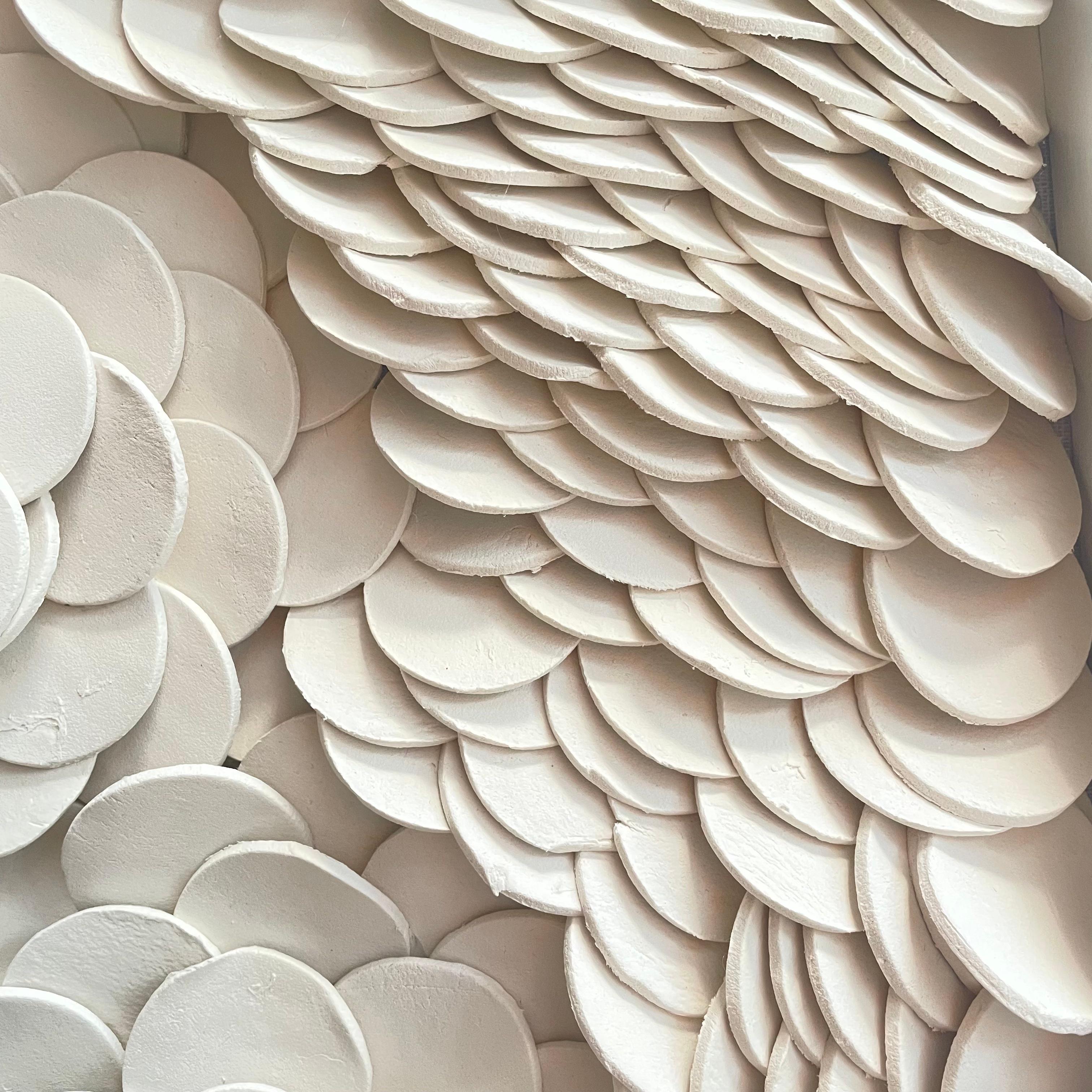 Lapis 270  - composition murale en cramique blanche  motifs floraux gomtriques abstraits en relief - Contemporain Mixed Media Art par Marie Laforey
