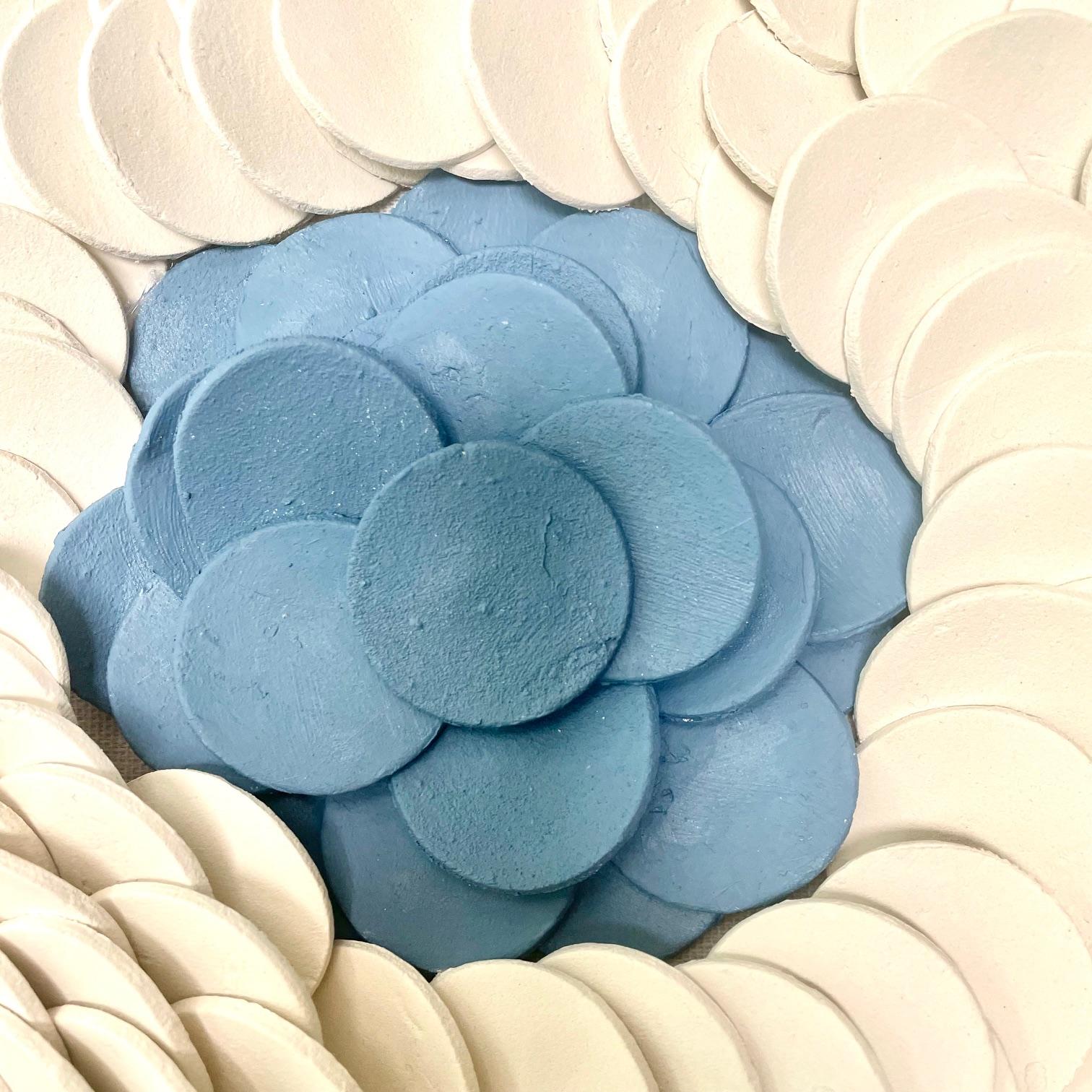Lapis 281  Weißblaue 3D abstrakte florale geometrische Keramik-Wandkomposition mit Blumenmuster – Sculpture von Marie Laforey