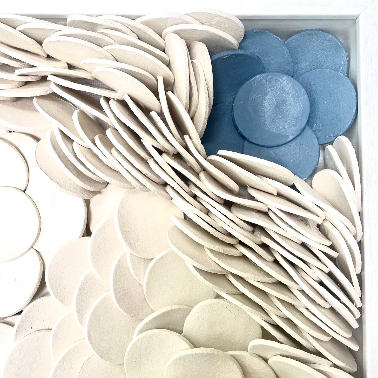 Lapis 281  Weißblaue 3D abstrakte florale geometrische Keramik-Wandkomposition mit Blumenmuster (Grau), Abstract Sculpture, von Marie Laforey