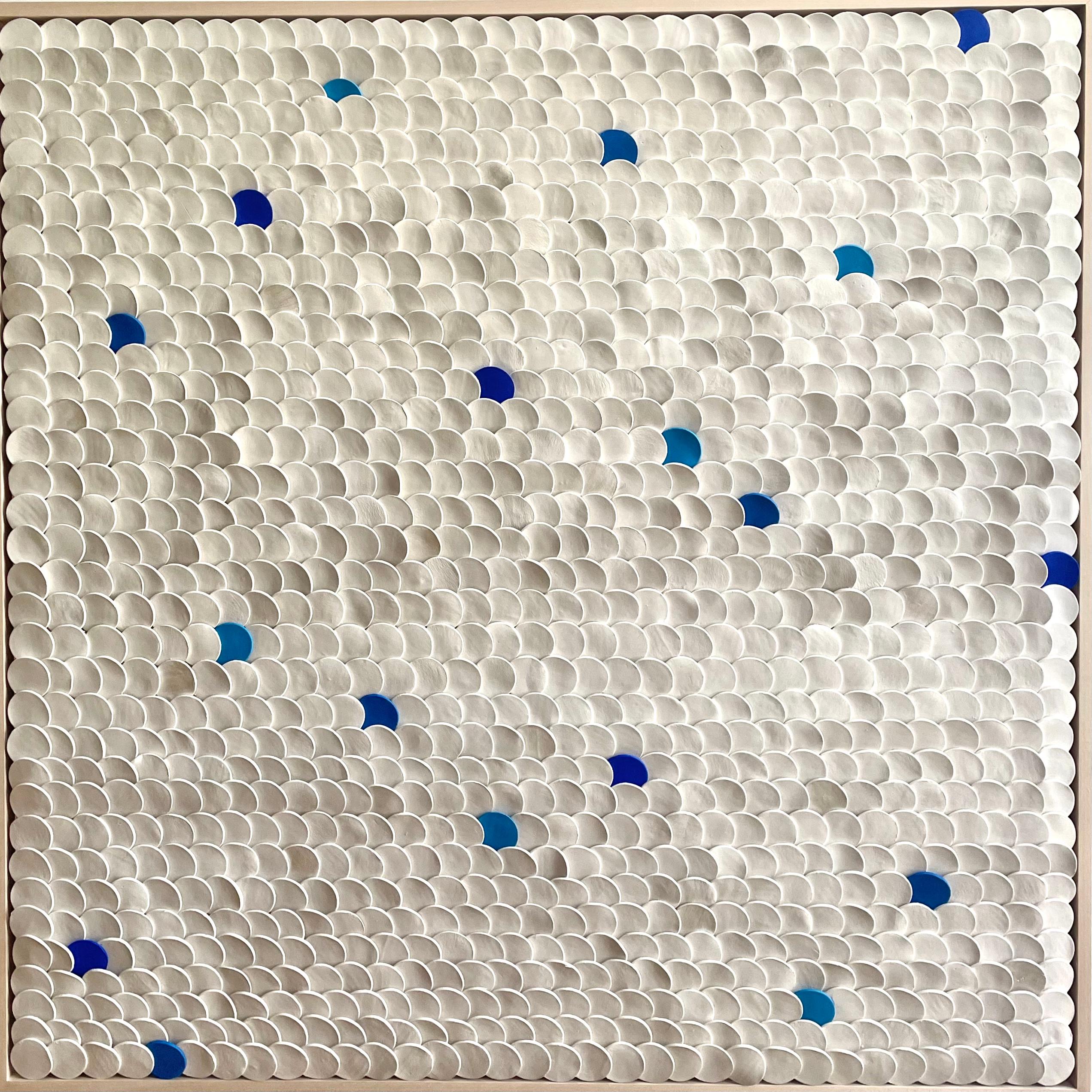 Squamae 8 - Blau, Silber, Weiß 3D abstrakte geometrische Keramik-Wandkomposition (Zeitgenössisch), Mixed Media Art, von Marie Laforey