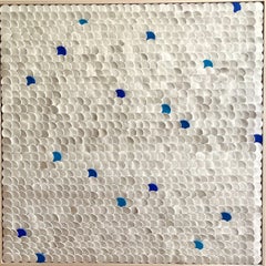 Squamae 8 - composición mural de cerámica geométrica abstracta 3D azul, plateada y blanca