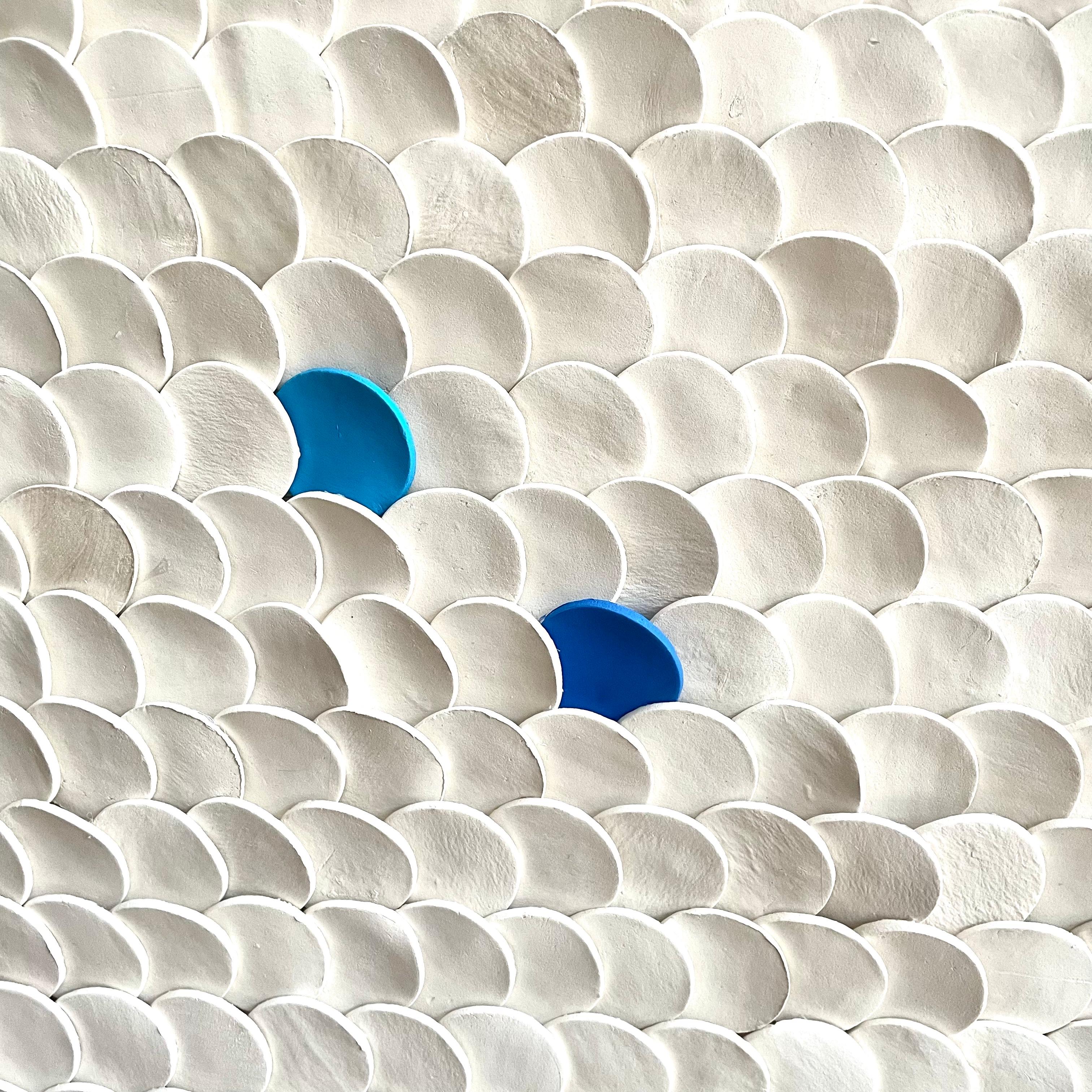 Squamae 8 - Blau, Silber, Weiß 3D abstrakte geometrische Keramik-Wandkomposition im Angebot 1