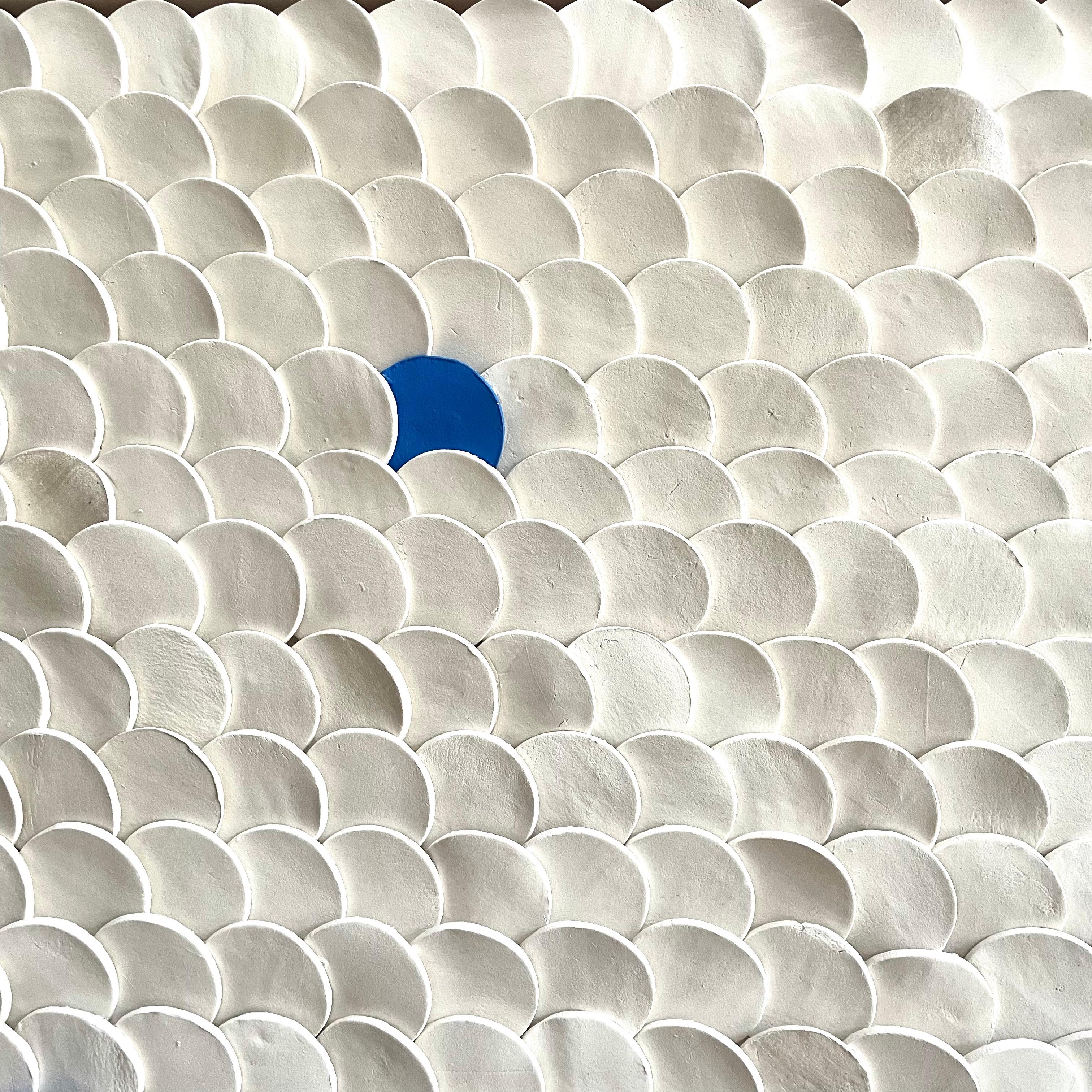 Squamae 8 - Blau, Silber, Weiß 3D abstrakte geometrische Keramik-Wandkomposition im Angebot 2