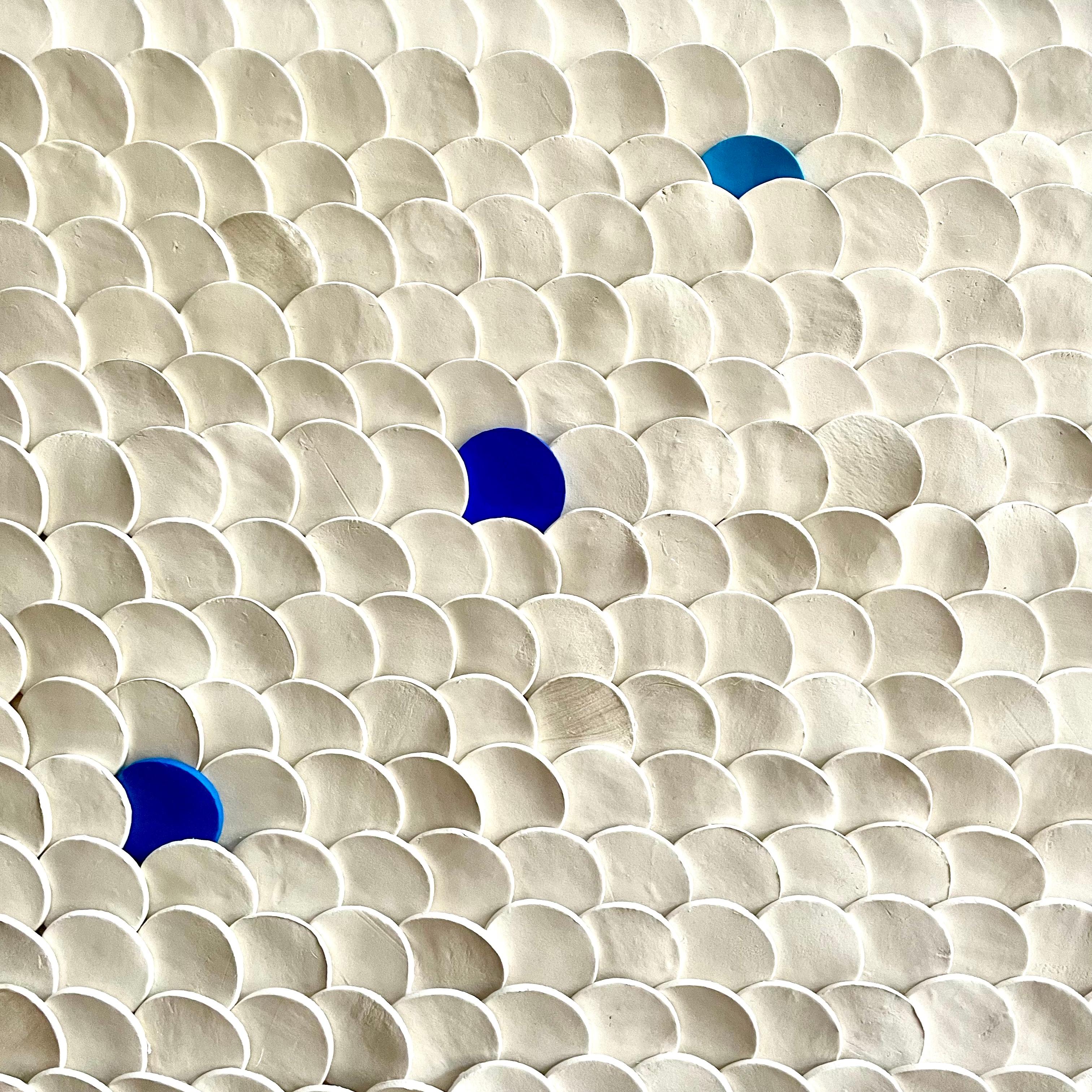Squamae 8 - Blau, Silber, Weiß 3D abstrakte geometrische Keramik-Wandkomposition im Angebot 3