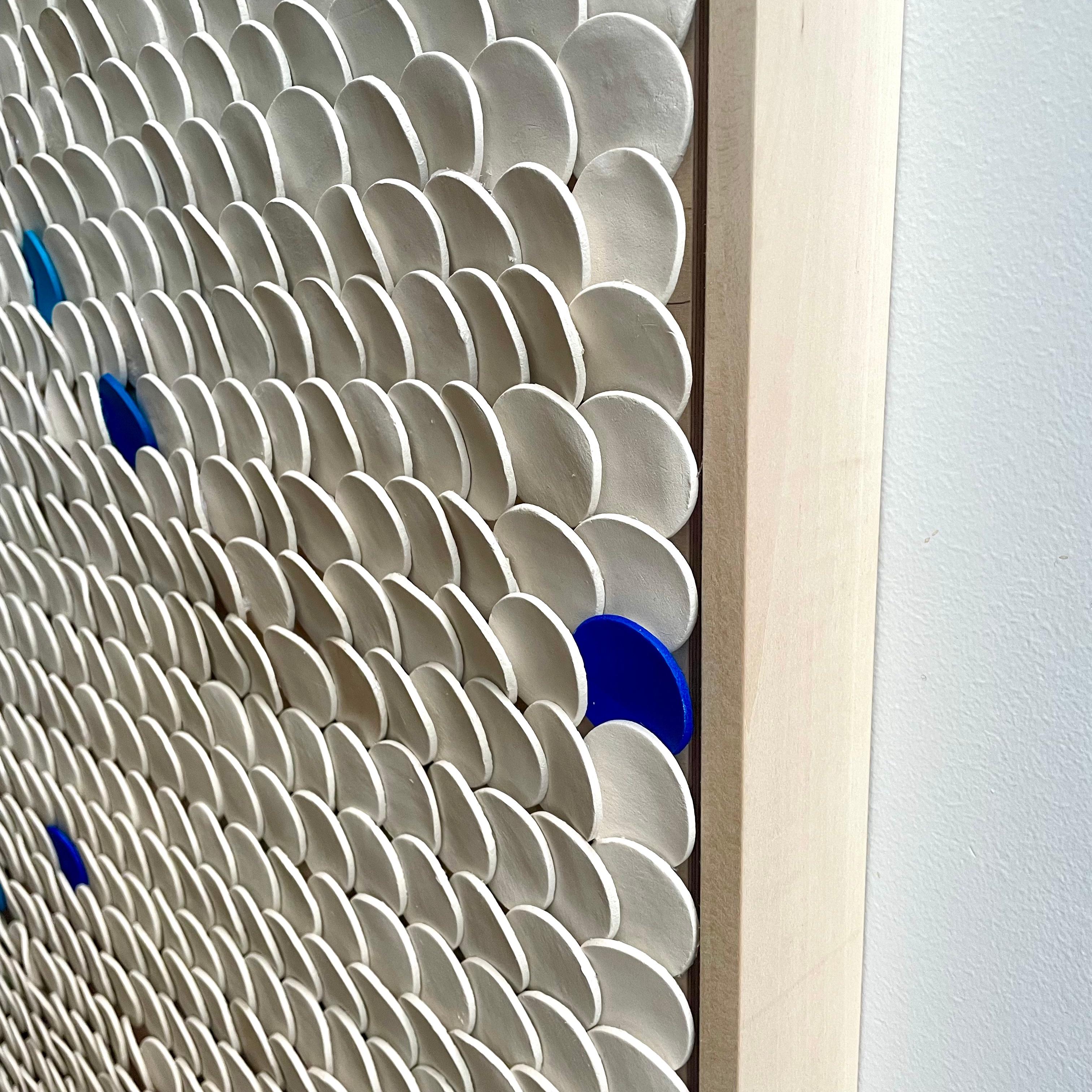 Squamae 8 - Blau, Silber, Weiß 3D abstrakte geometrische Keramik-Wandkomposition im Angebot 4